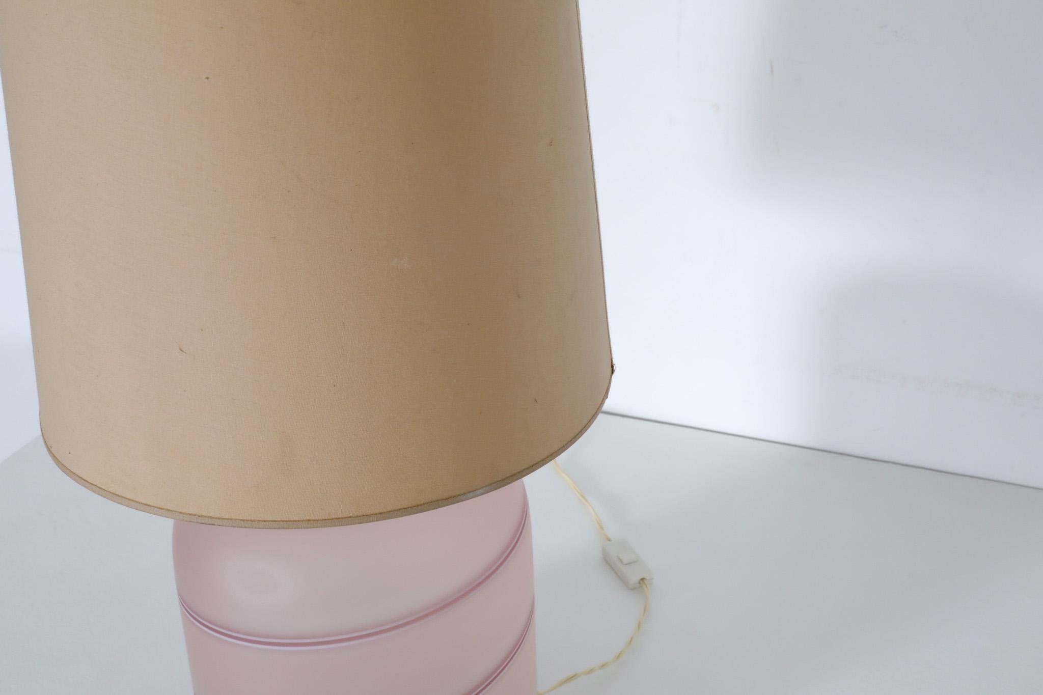 Lampada italiana di metà secolo Tommaso Barbi con base in vetro soffiato e paralume in lino in vendita 2