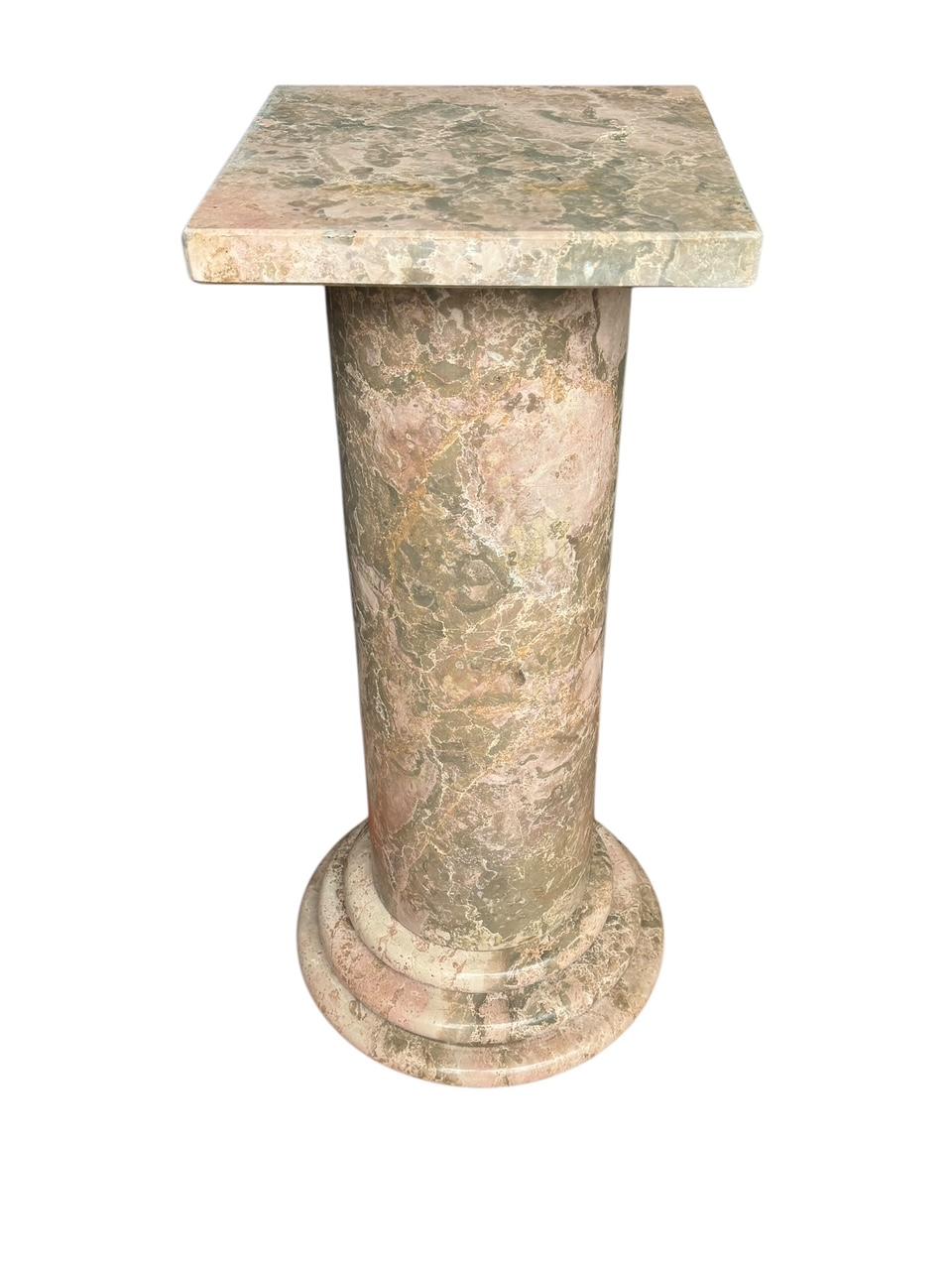 Italienischer Marmorsockeltisch im Übergangsstil, Mid-Century Modern, Grün, Rosa und Beige im Zustand „Gut“ im Angebot in Philadelphia, PA