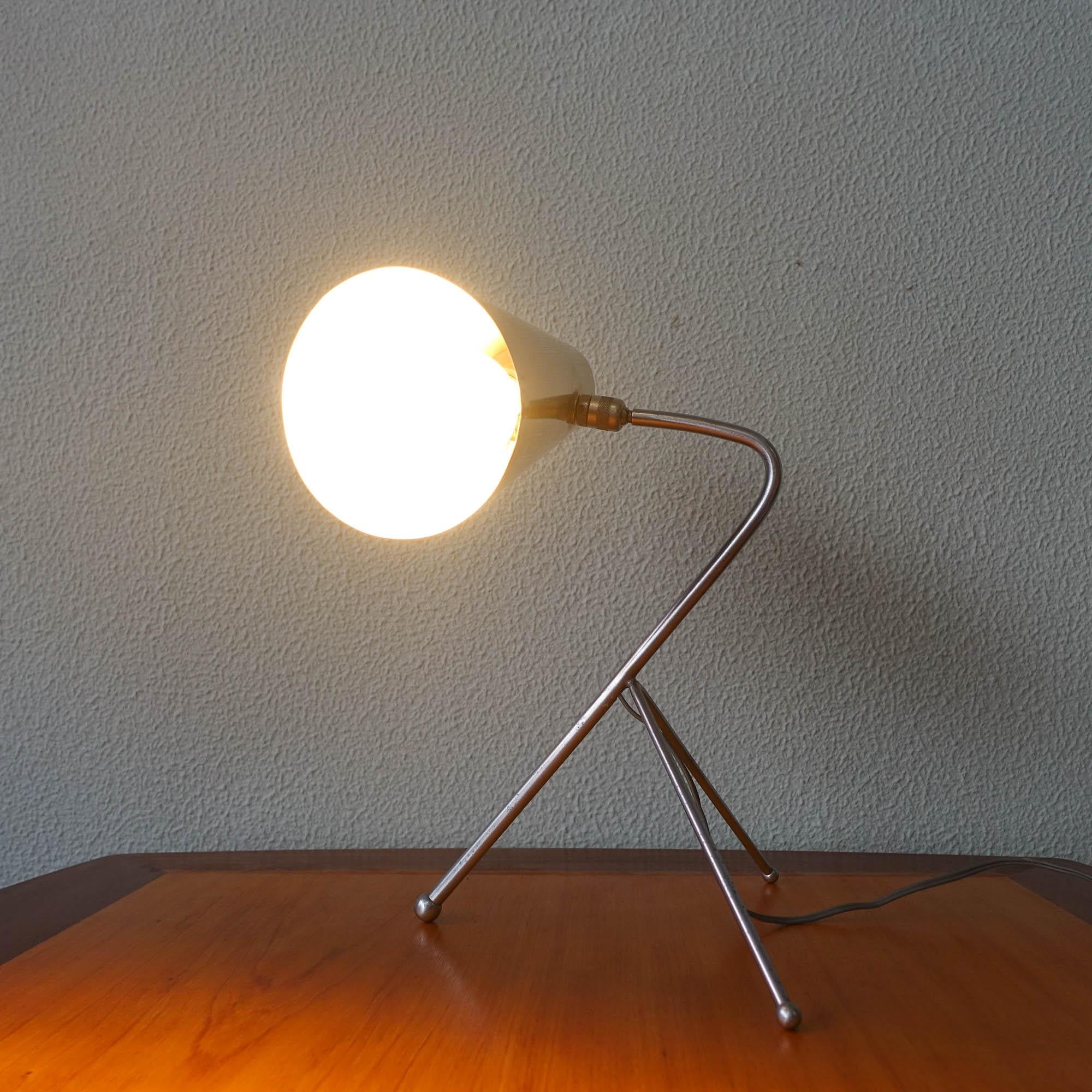Lampe de bureau tripode italienne du milieu du siècle, années 1950 en vente 4