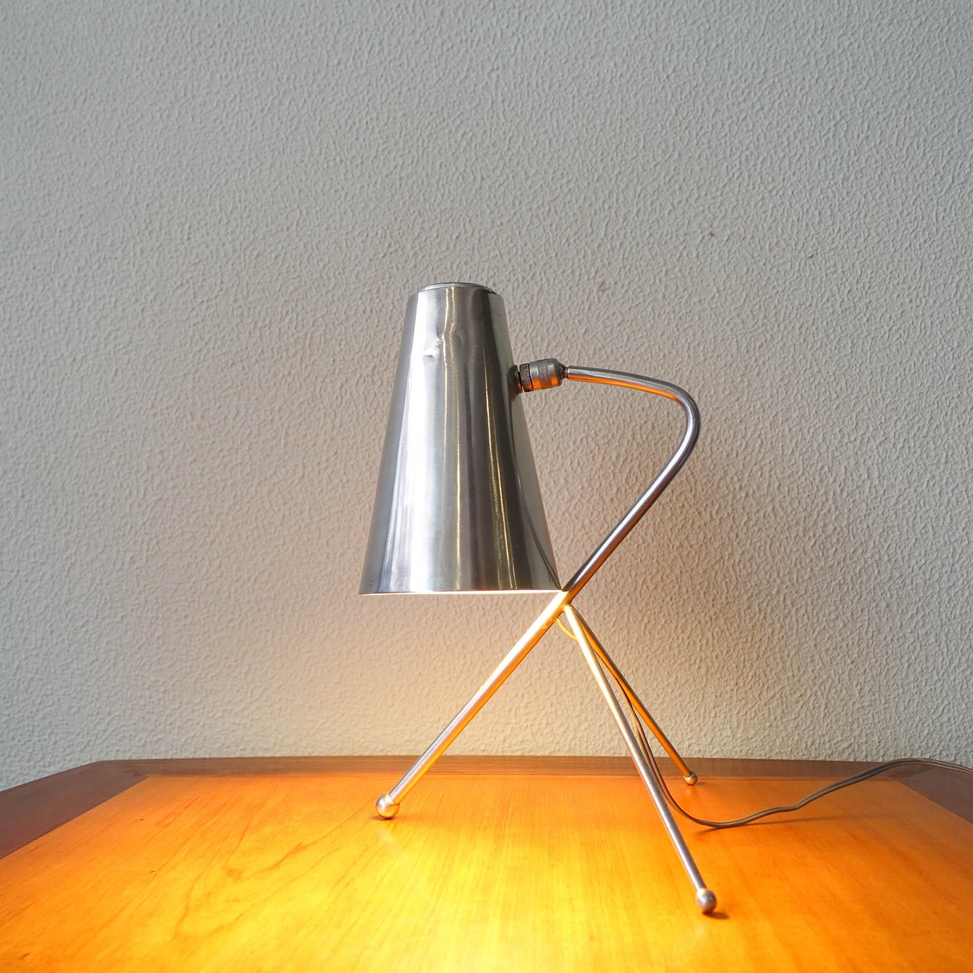 Lampe de bureau tripode italienne du milieu du siècle, années 1950 Bon état - En vente à Lisboa, PT