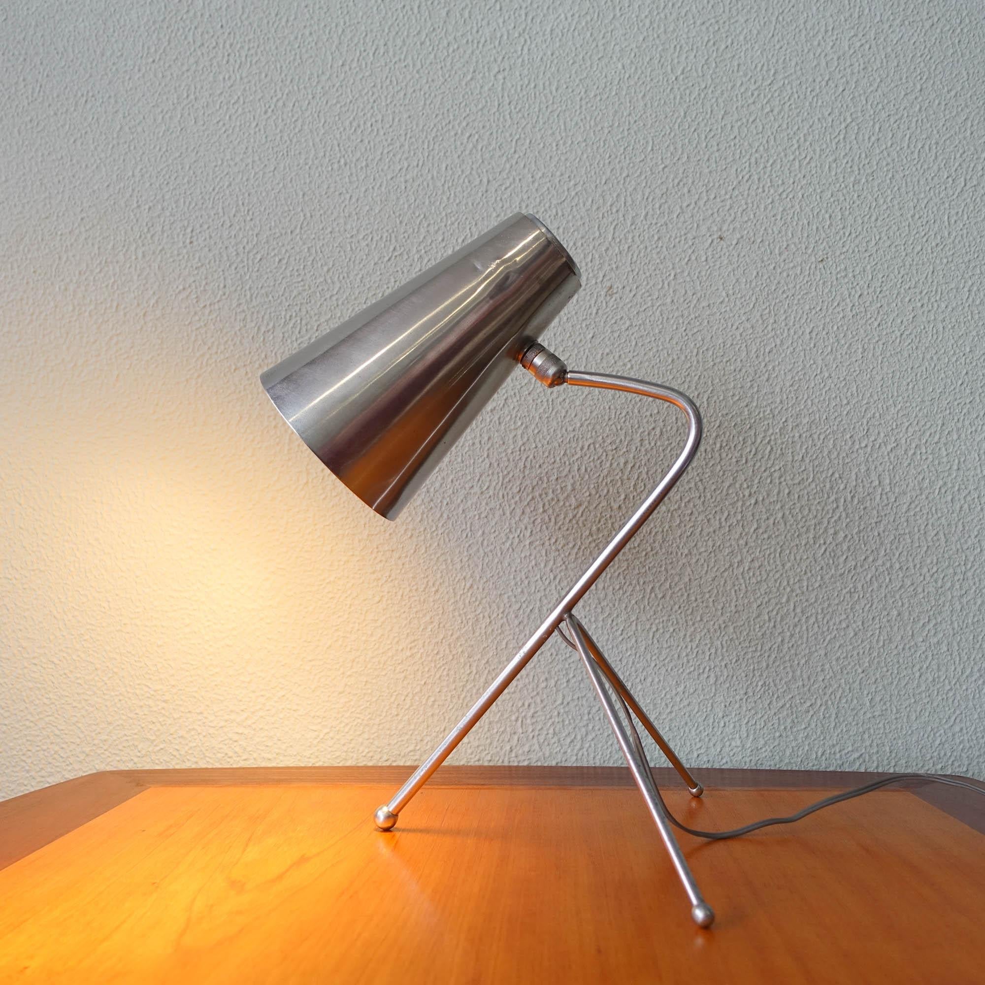 Métal Lampe de bureau tripode italienne du milieu du siècle, années 1950 en vente
