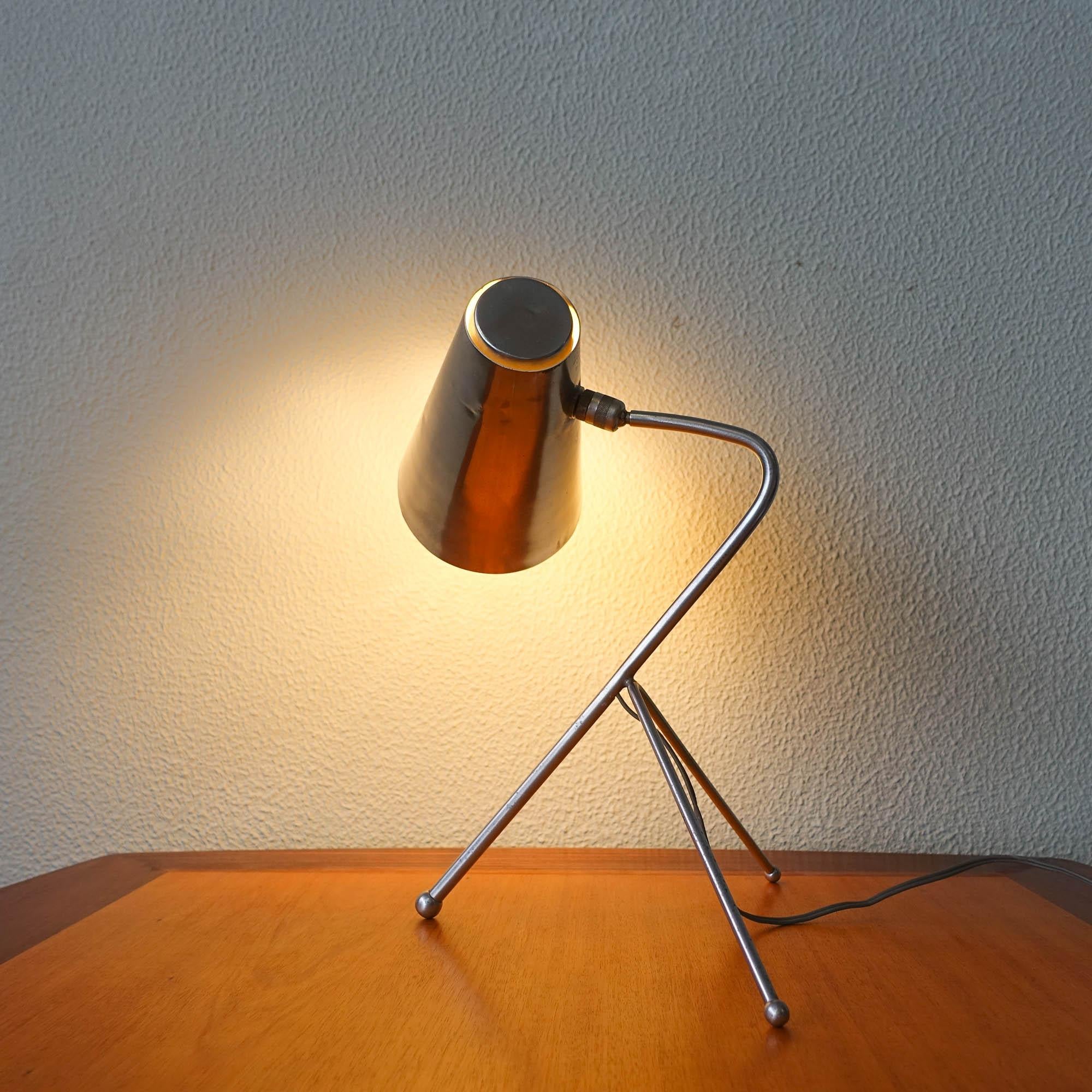 Italienische Dreibein-Schreibtischlampe aus der Mitte des Jahrhunderts, 1950er Jahre im Angebot 2