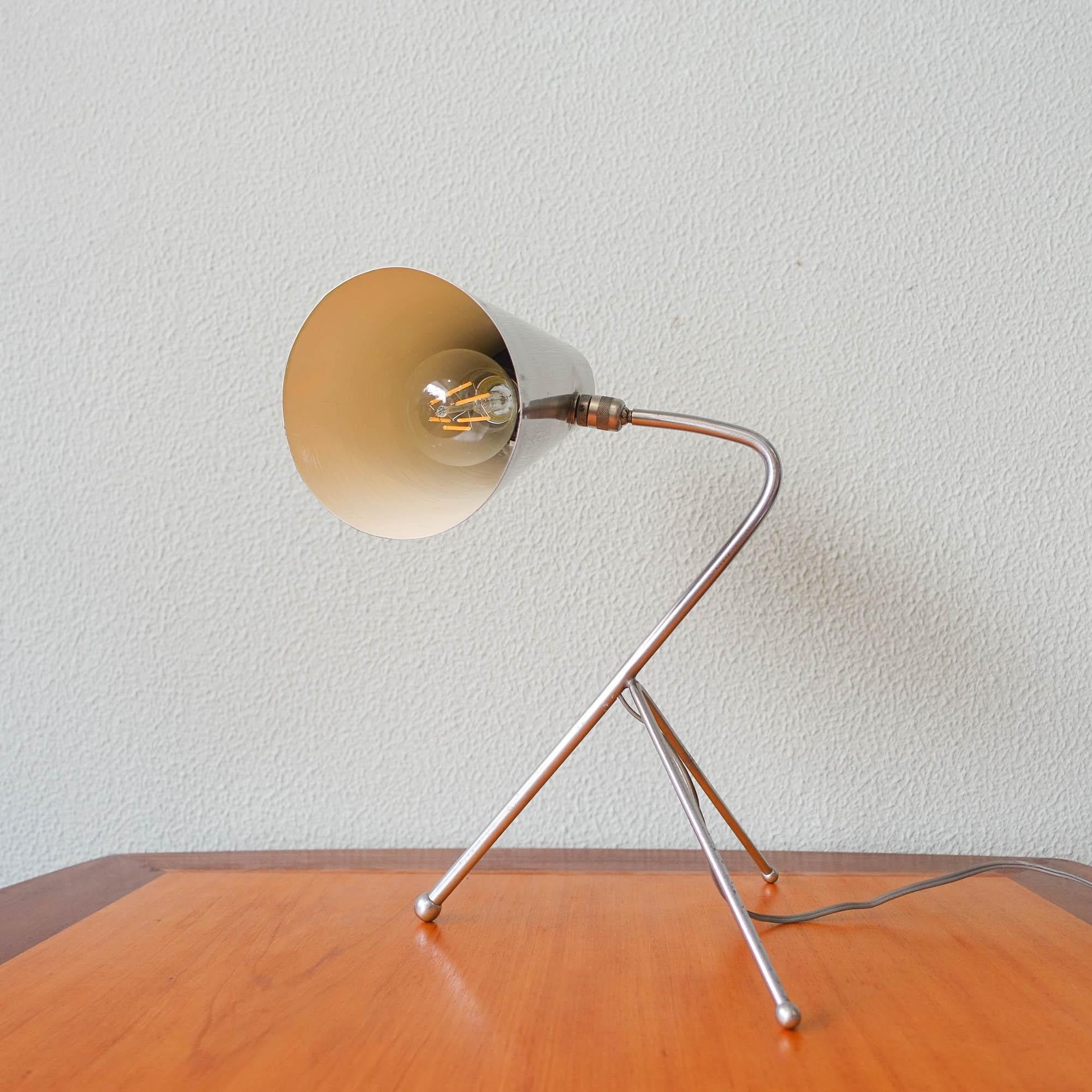 Lampe de bureau tripode italienne du milieu du siècle, années 1950 en vente 3