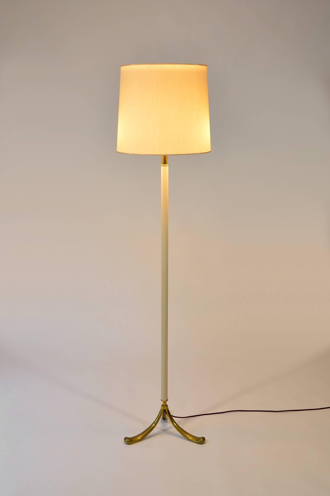 Standard lamp manufactured in Italy, circa 1940, with tripod die casted brass base and stem made of a plastic that we believe being galalith (alladinite).
It carries three bulbs with E27 screw sockets, two on the sides and one into the upper