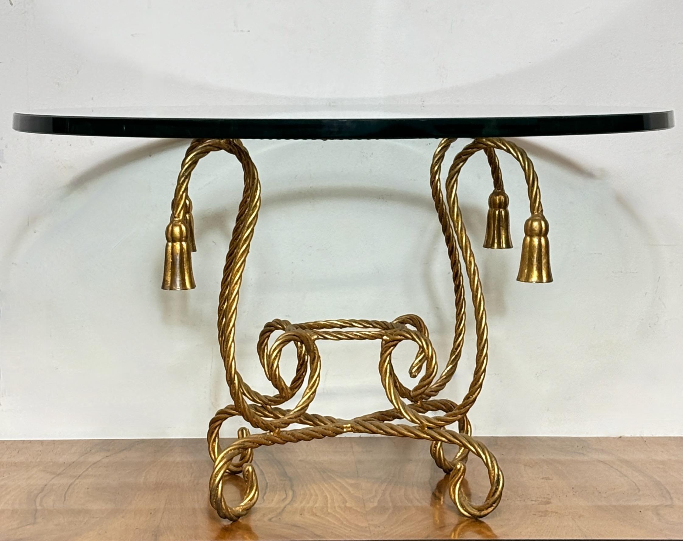 Table d'appoint / table basse italienne du milieu du siècle en corde torsadée et glands, avec plateau en verre épais.
Italie années 60