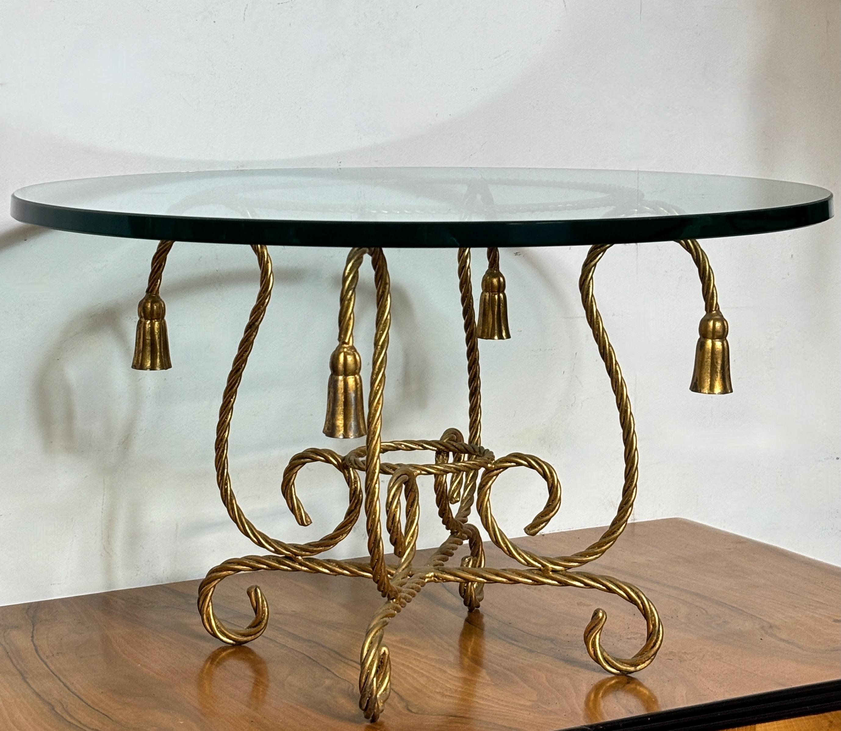 Hollywood Regency Table d'appoint / table basse italienne du milieu du siècle en corde torsadée et glands en vente