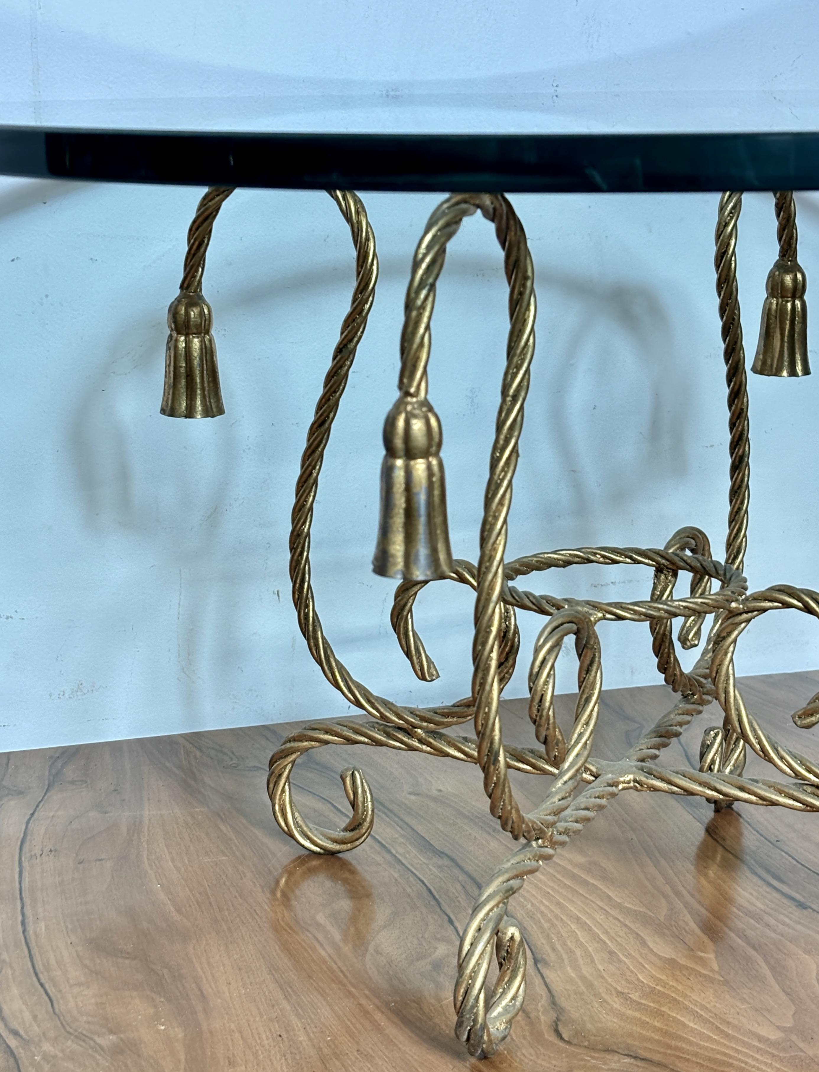 Doré Table d'appoint / table basse italienne du milieu du siècle en corde torsadée et glands en vente
