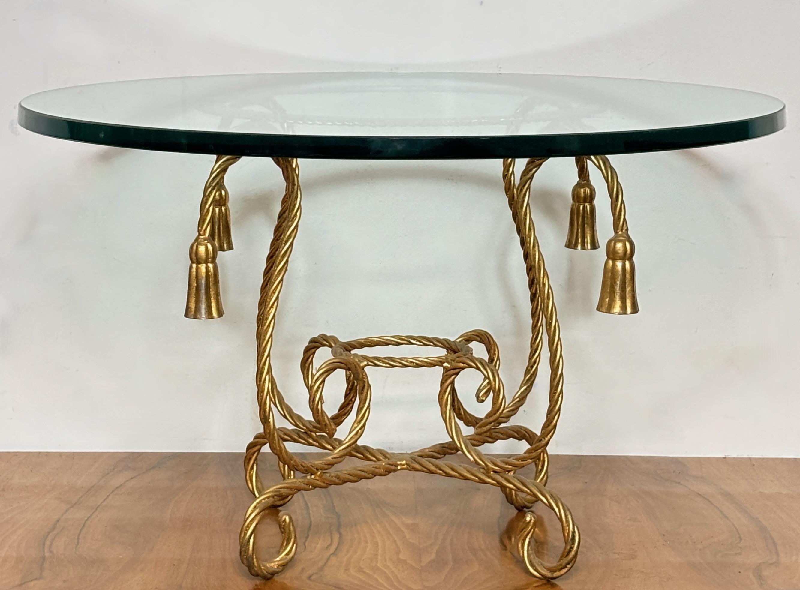 Table d'appoint / table basse italienne du milieu du siècle en corde torsadée et glands Bon état - En vente à San Francisco, CA