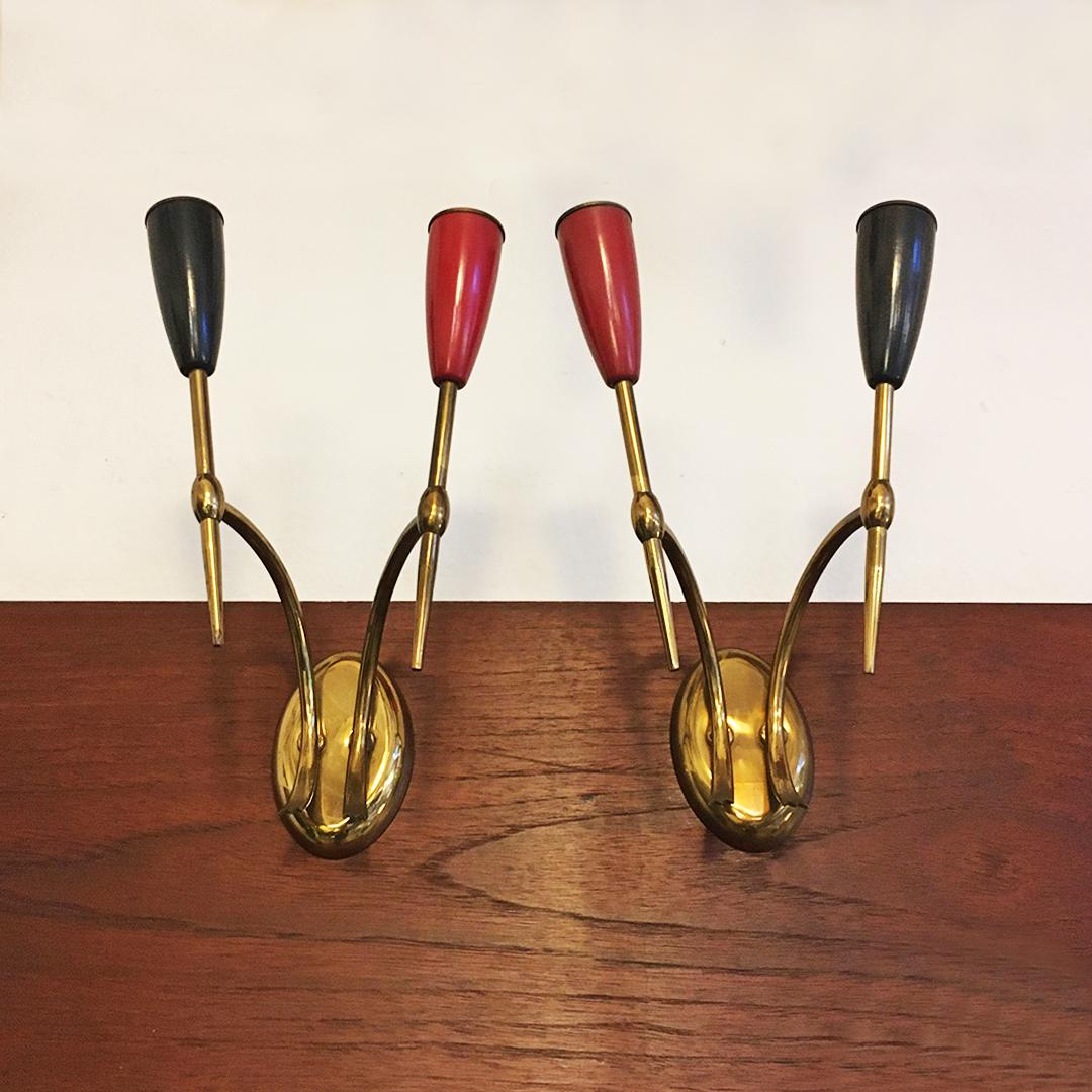 Italian mid-century two-arm brass wall lamps with cone lamp holder, 1950s
Two-arm wall lamps with brass structure and respective cone lamp holder in red and black, 1950s

Four pieces available, good conditions

Measures 20 x 15 x 28 H cm.