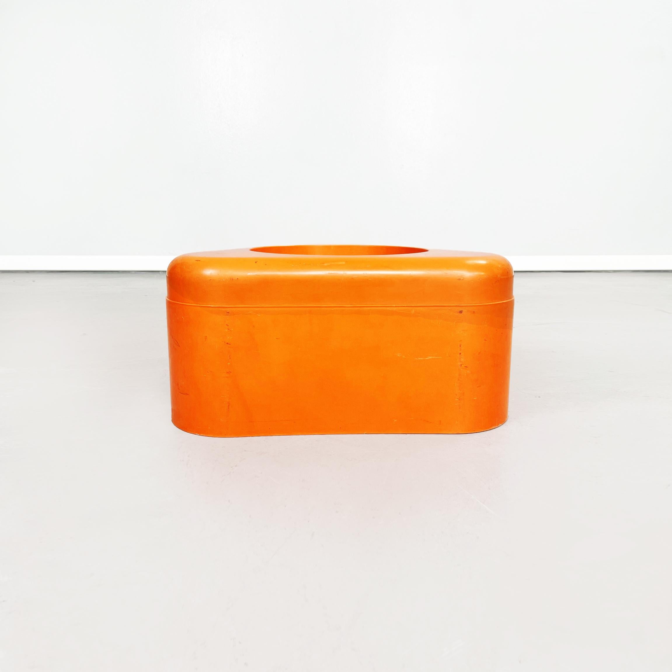 Italian mid-century Umbrella stand Juppi 202 by G. Castiglioni for Bilumen, 1960s
Umbrella stand mod. Juppi 202 with triangular base in orange ABS resin. The umbrella stand has rounded corners and in the center there are round holes, where you can