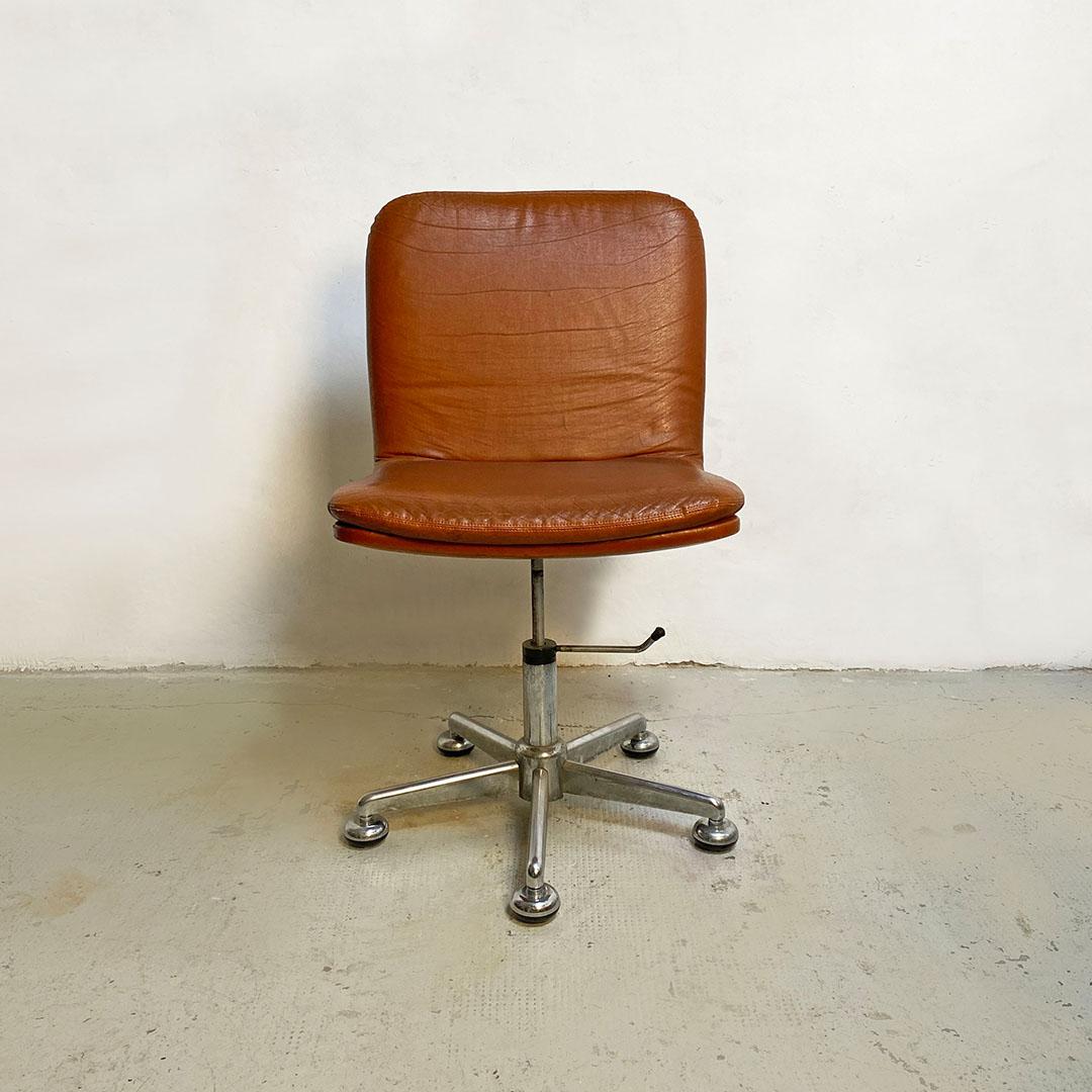 Italian mid century upholstered office chair in original brown leather, 1970s
Office chair with swivel structure with padded seat covered in vintage leather, steel legs and sliding system with locking handle.
About 1970s
Good general condition,