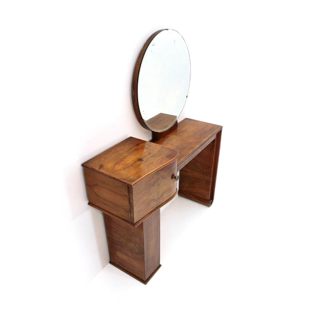 Italian manufacturing vanity desk produced in the 1930s.
Briar wood veneer structure.
Mirror in round mirrored glass with beveled edges.
Container with brass knob.
Good general conditions, some signs and lack of veneer due to normal use over time,