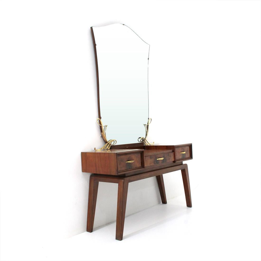 Vanity desk of Italian craftsmanship produced in the 50s.
Legs in solid wood.
Structure in veneered wood.
Three drawers with front panel veneered with briar and brass handles.
Mirror with brass decorations.
Good general conditions, some signs
