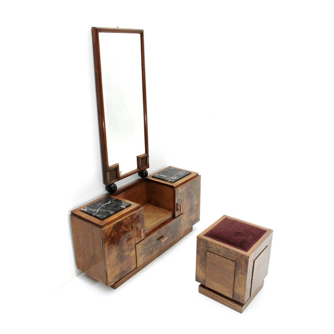 Italian manufacturing toilet produced in the 1930s.
Wood structure veneered in briarwood.
Two floors in black marble with white veins.
Side containers and drawer below.
Handles in aluminum and bakelite.
Mirror with wooden frame.
Pouf in