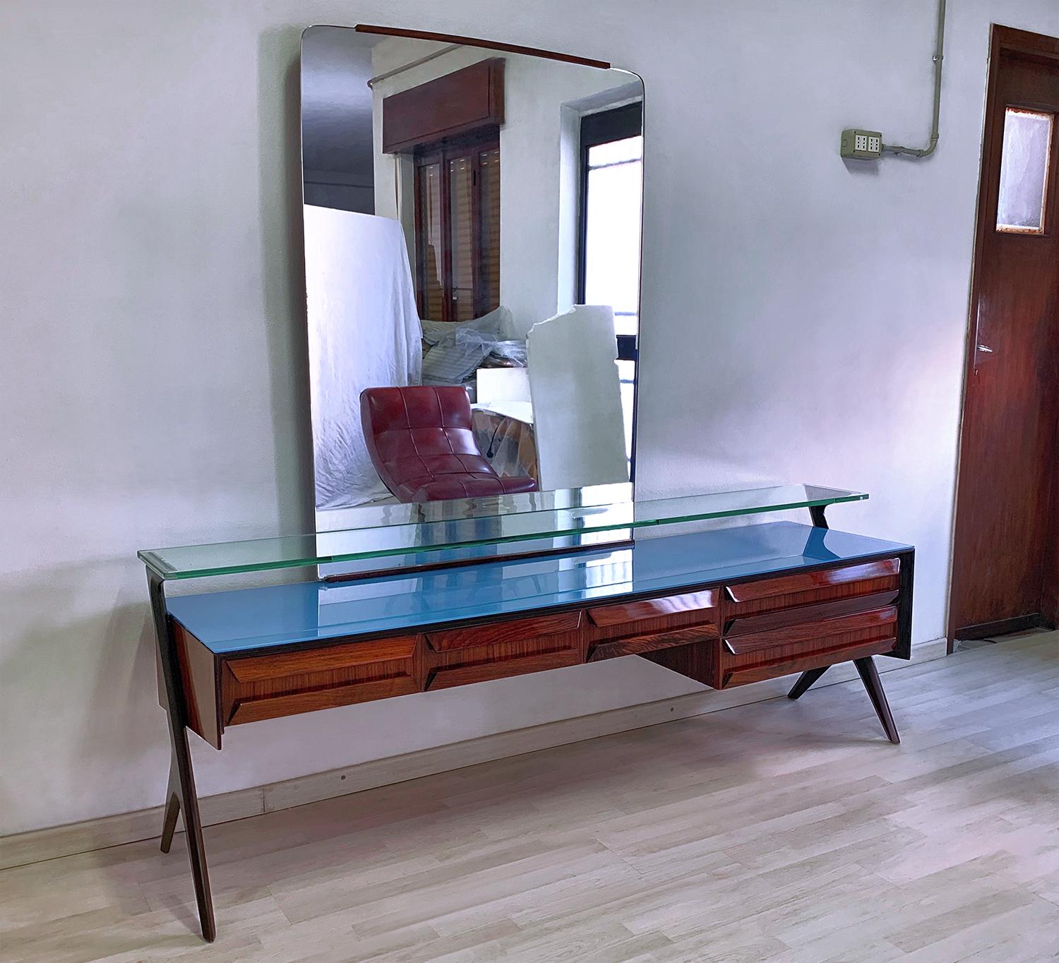 Stunning sideboard and/or vanity dresser designed by Vittorio & Plinio Dassi in the 1950s.
Its aesthetic uniqueness is given by the original sculptural shape design of the dresser, sourmounted by a vertical wall mirror with unusual asymmetrical