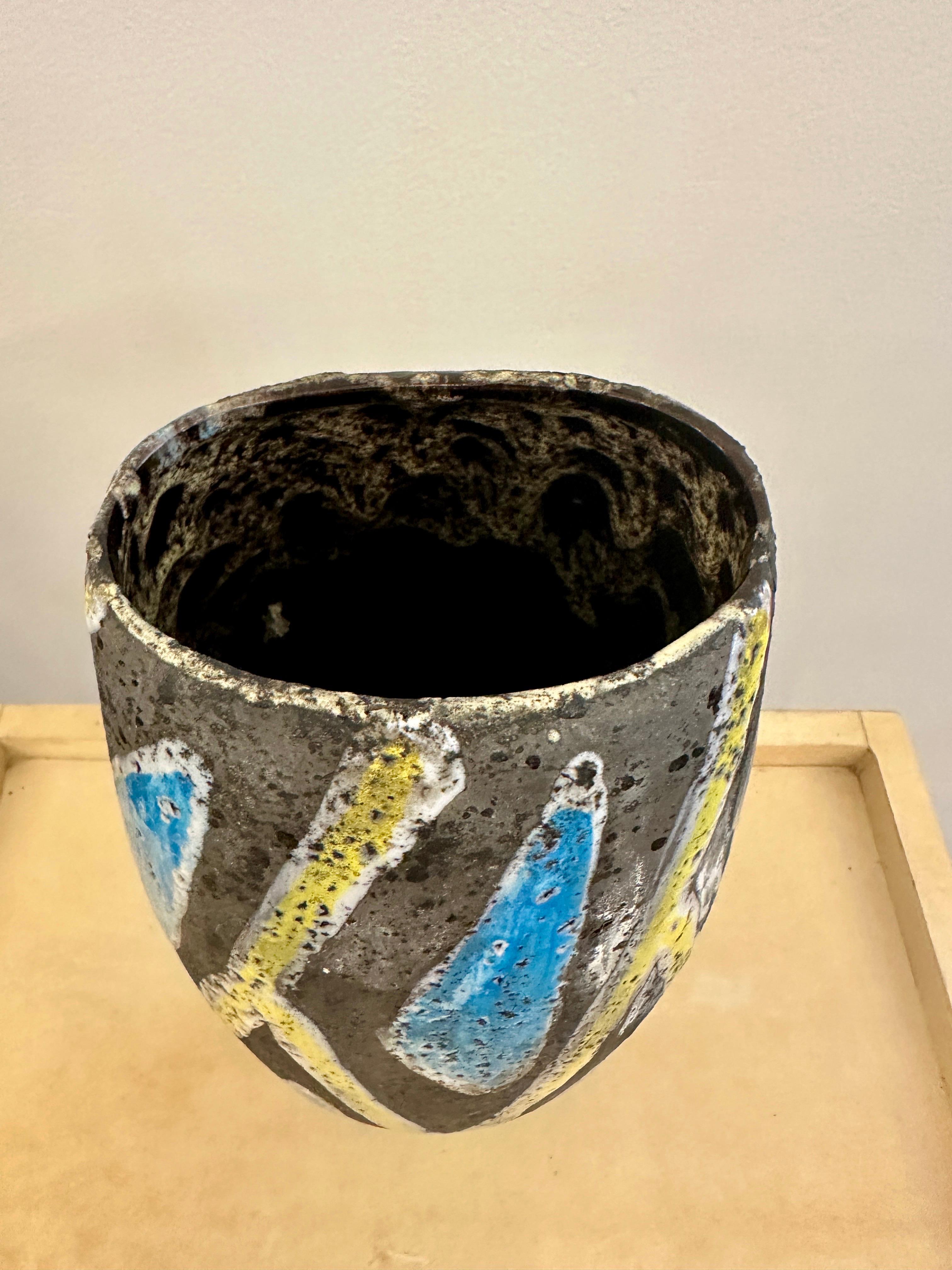 Questo meraviglioso vaso in ceramica con texture lavica e disegno geometrico in smalto lucido giallo e blu.  Non è solo pratico, ma anche bello.