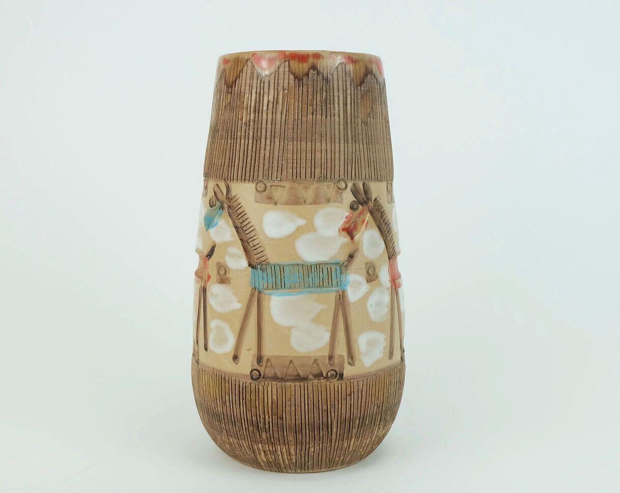 Bellissimo vaso degli anni '60 dei Fratelli Fanciullacci. Eccezionale decorazione a sgraffito con cavalli di diversi colori. Marcato in basso 8896 Italia. 

Dimensioni in cm:
Altezza 19,5 cm, diametro 10,5 cm.

Dimensioni in pollici: 
Altezza 7,67