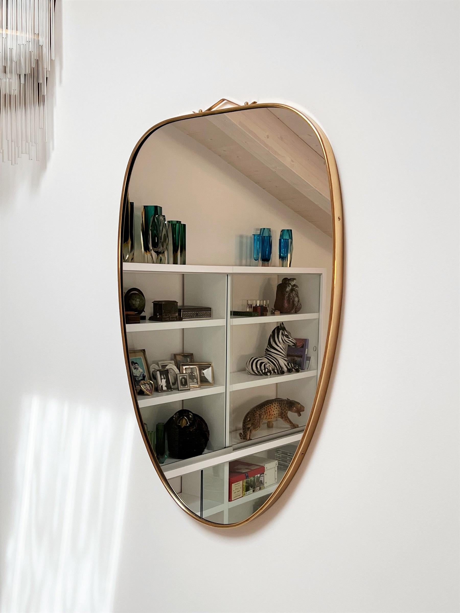 Italian Mid-Century Vintage Wall Mirror with Brass Frame and Decoration, 1970s In Good Condition In Morazzone, Varese