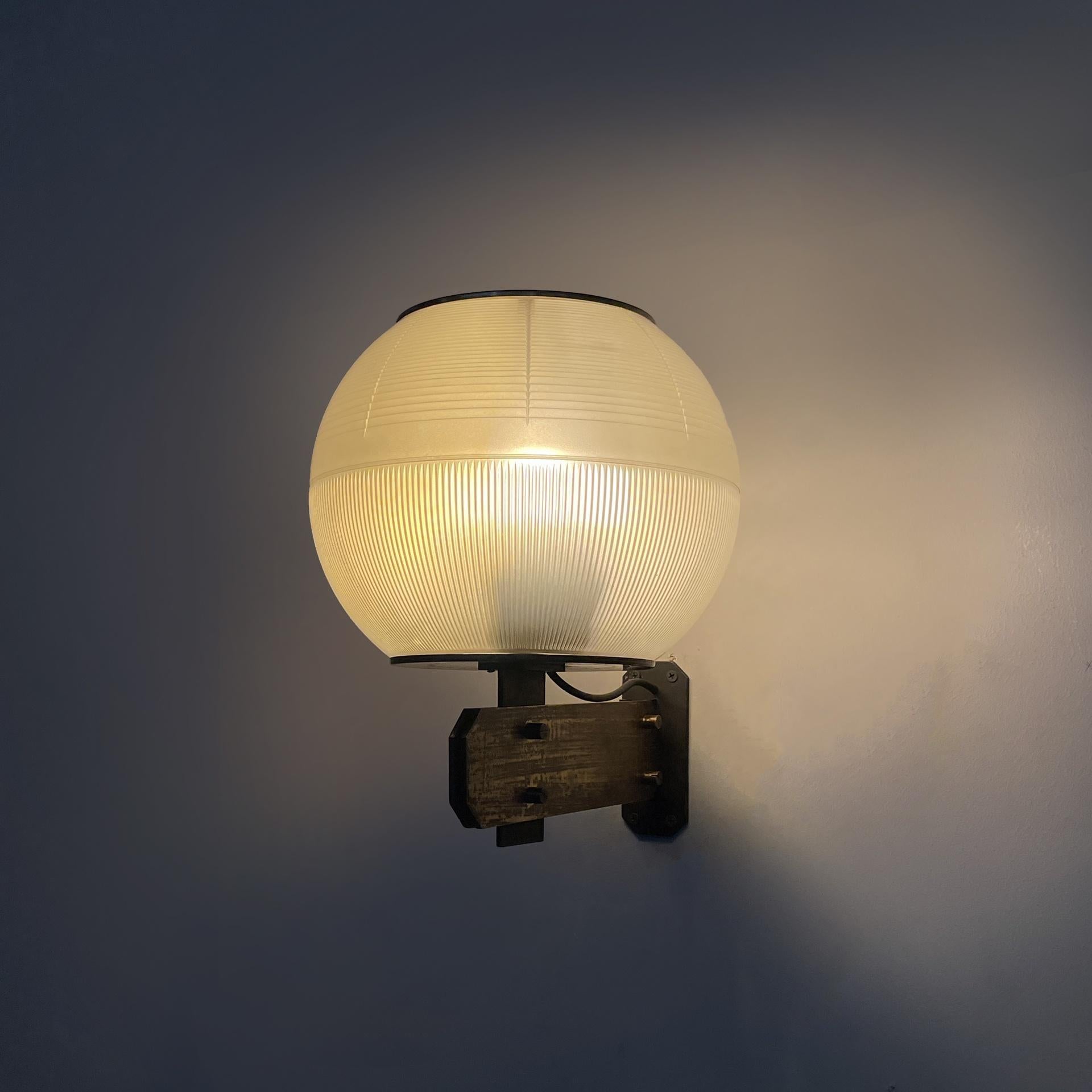 Apliques italianos de mediados de siglo Feltre de Ignazio Gardella para Greco, años 60
Pareja de apliques modelo Fetre con difusor esférico, compuesto por dos semiesferas de vidrio moldeado y latón niquelado. La estructura se compone de una placa