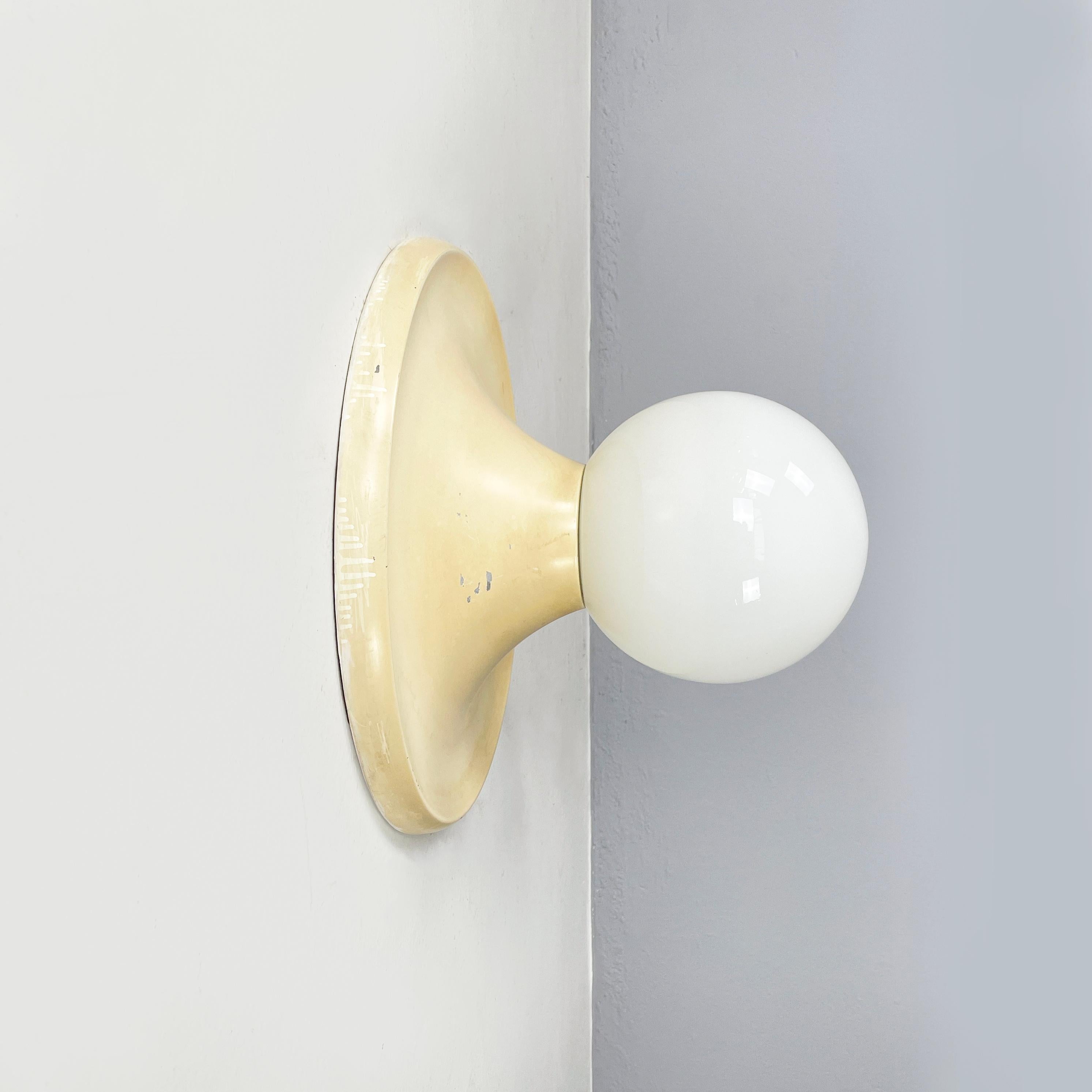 Italienische Wandleuchte Light Ball von Gebrüder Castiglioni für Flos 1960er Jahre
Elegante Wand- oder Deckenleuchte mod. Light Ball mit sphärischem Opalglasdiffusor. Der runde Sockel ist aus weißem, elfenbeinfarben emailliertem Metall.
Hergestellt