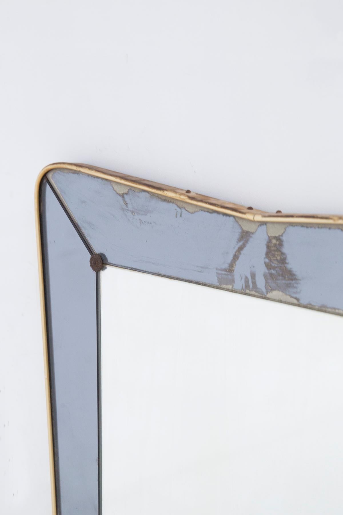 Sweet wall mirror of fine Italian manufacture designed in the 1950s.
The mirror is designed to be a wall mirror, it has a soft rectangular shape with beveled corners that make it softer and more graceful.
The actual mirror has a classic and
