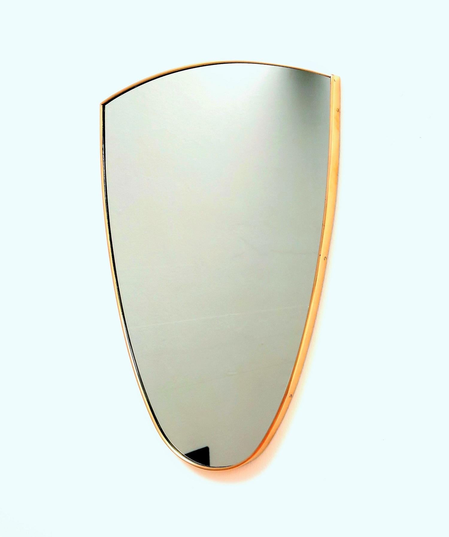 Beautiful and elegant wall mirror with deep solid brass frame and crystal mirror glass.
Made in Italy in the 1950s.
The brass frame have been polished but we left just a little patina.
The mirrored glass have been renewed, therefore the mirror is