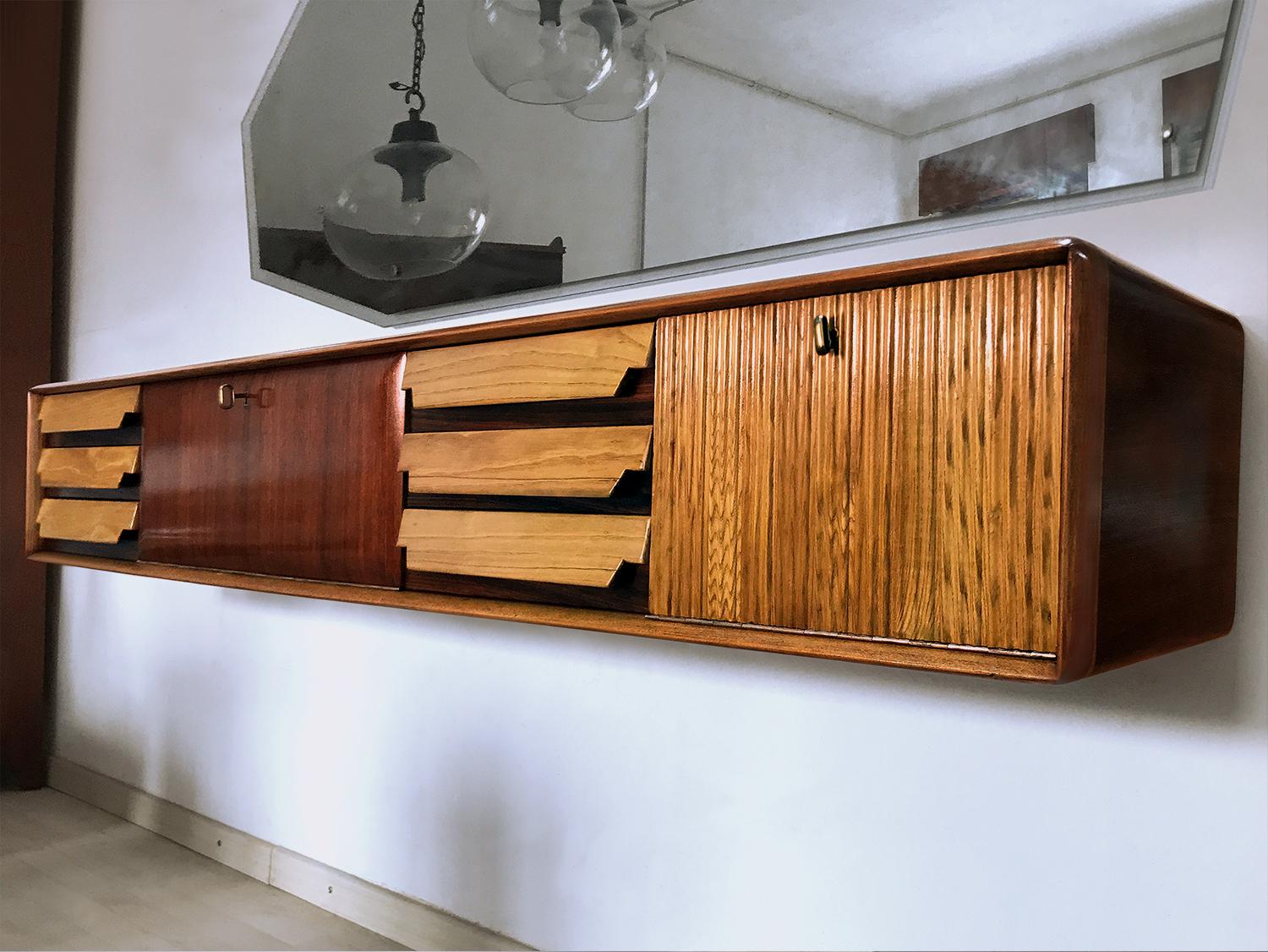Stunning and very rare Italian wall-mounted Sideboard of the 1950s, a real unique piece designed by Vittorio Dassi most likely four-handed together Gio Ponti, with whom he worked for many years.

Its uniqueness is given by the sculptured shape of