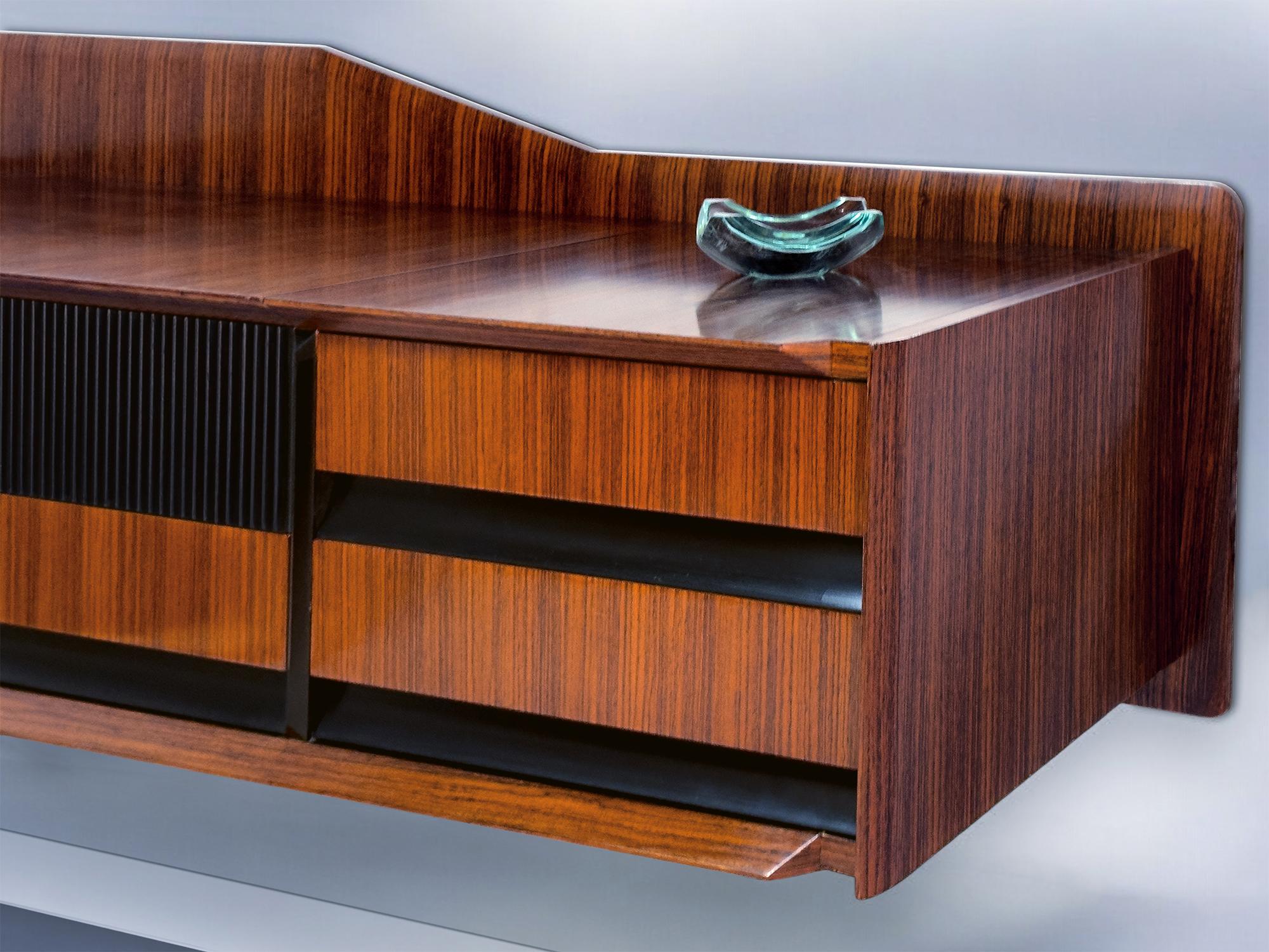 Italienisches wandmontiertes Sideboard mit Spiegel von Vittorio Dassi, 1950er Jahre im Zustand „Gut“ im Angebot in Traversetolo, IT