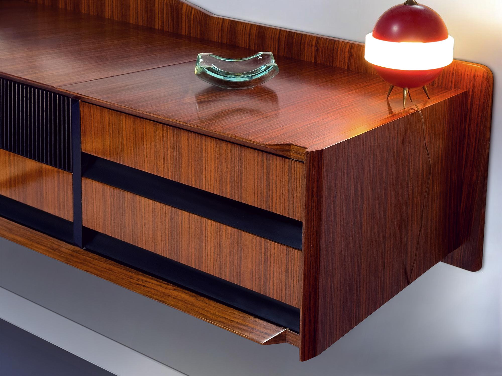 Italienisches wandmontiertes Sideboard mit Spiegel von Vittorio Dassi, 1950er Jahre (20th Century) im Angebot