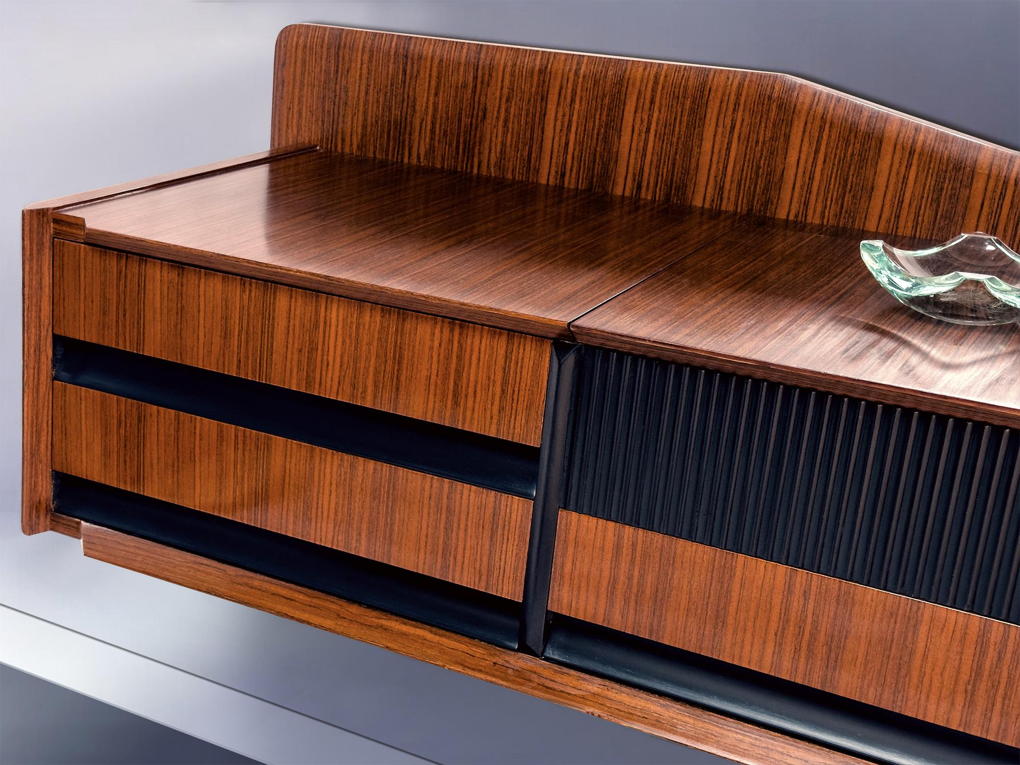 Italienisches wandmontiertes Sideboard mit Spiegel von Vittorio Dassi, 1950er Jahre (Messing) im Angebot