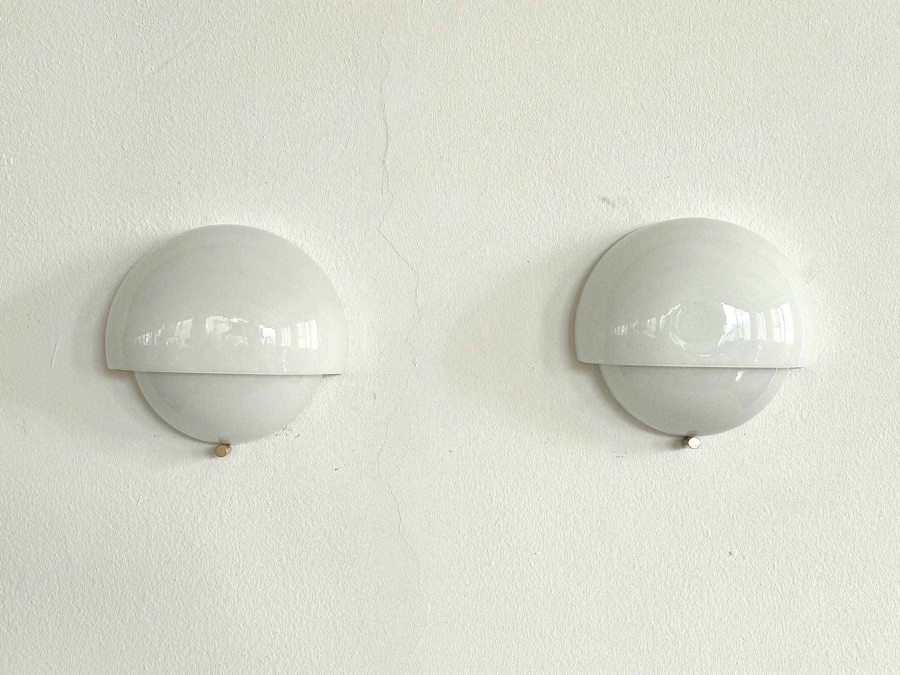 Splendida coppia di applique in vetro a forma di fungo,  disegnata da Vico Magistretti nel 1963 e prodotta da Artemide, Italia.
Entrambe le applique sono in condizioni eccezionali.
Realizzato in vetro opalino bianco lucido (2 parti in vetro per ogni