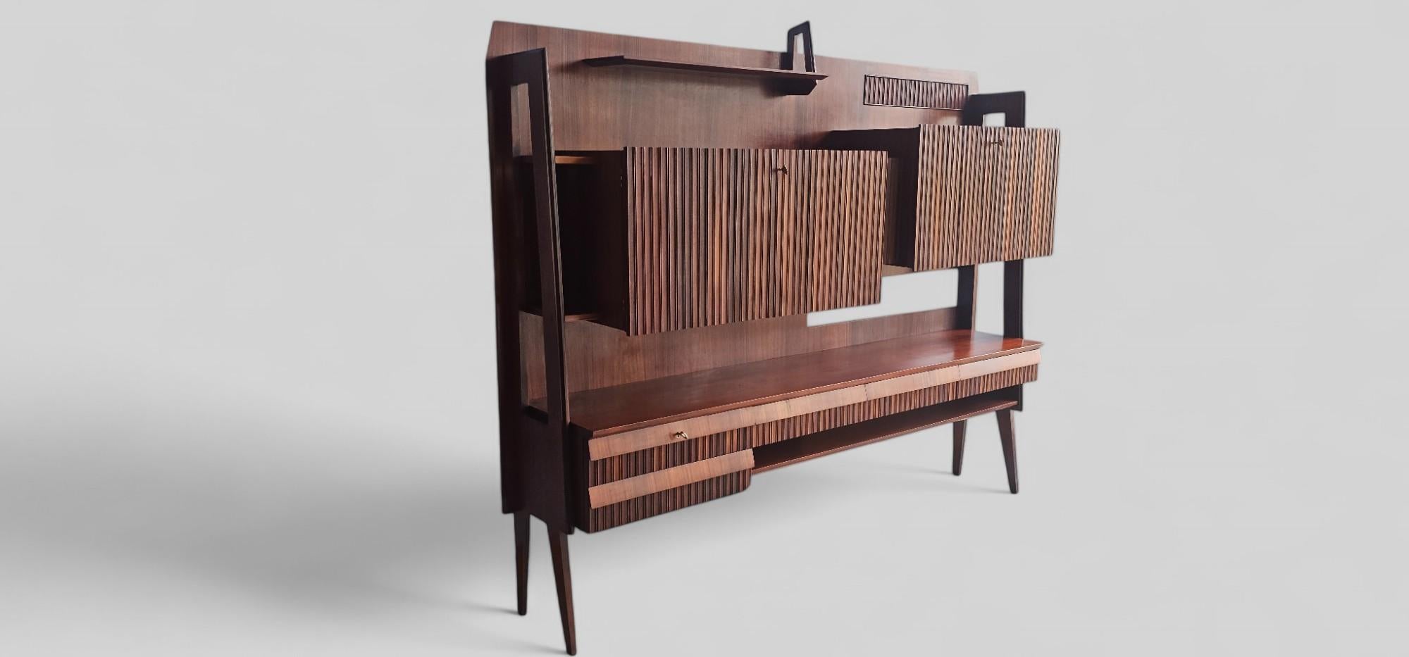 Italian Mid-Century Wall Sideboard or Cabinet Bar attributed to Vittorio Dassi In Good Condition For Sale In Traversetolo, IT