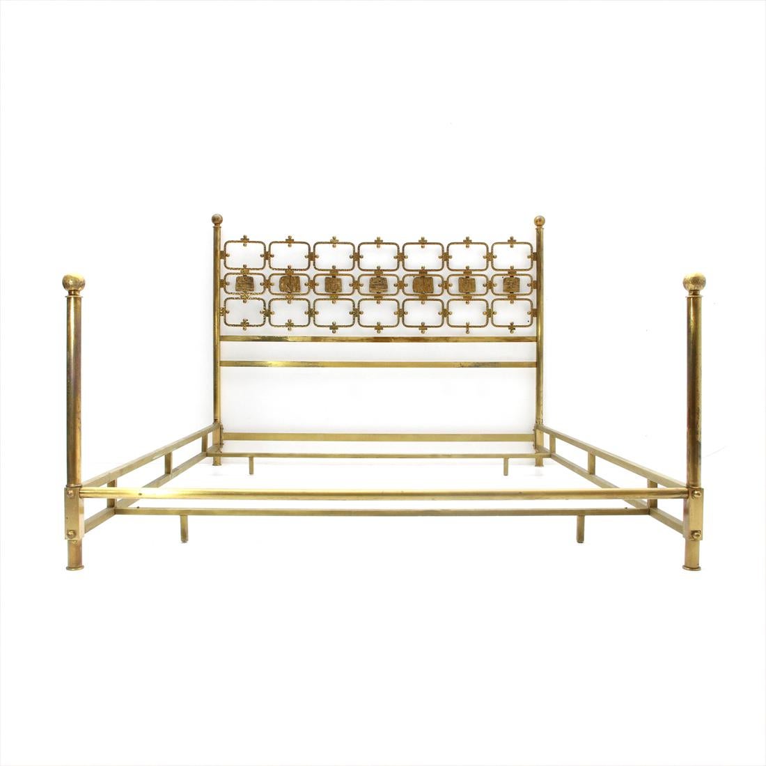 Bed produced by Frigerio Di Desio in the 1960s.
Structure in brass and gold-painted metal.
Headboard with brass tiles.
Good general conditions, some signs and lack of paint due to normal use over time.
It accommodates a mattress 160 x 190