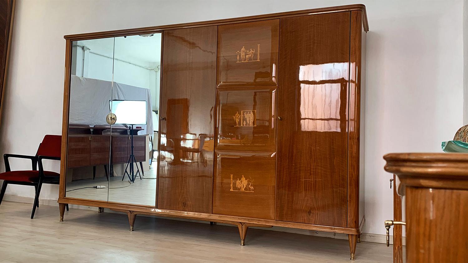 Armoire en noyer du milieu du siècle avec incrustations et miroirs de Paolo Buffa, années 1950 8