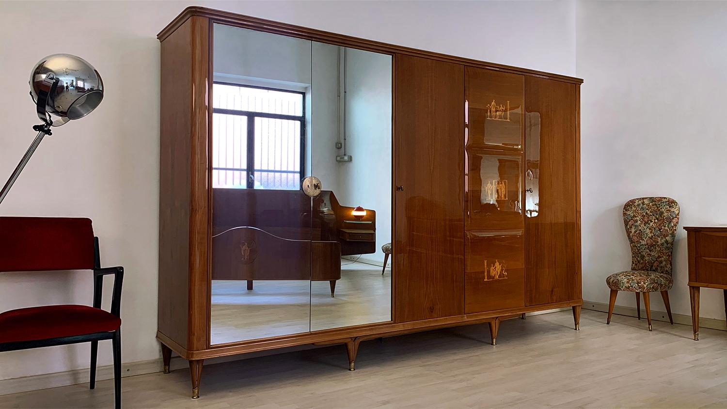 Mid-Century Modern Armoire en noyer du milieu du siècle avec incrustations et miroirs de Paolo Buffa, années 1950