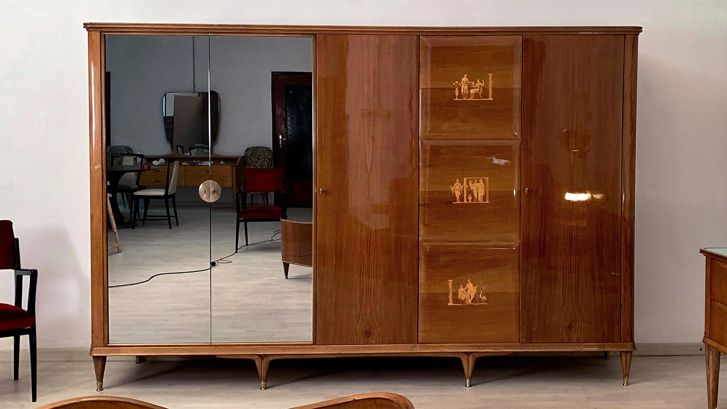 Armoire en noyer du milieu du siècle avec incrustations et miroirs de Paolo Buffa, années 1950 2