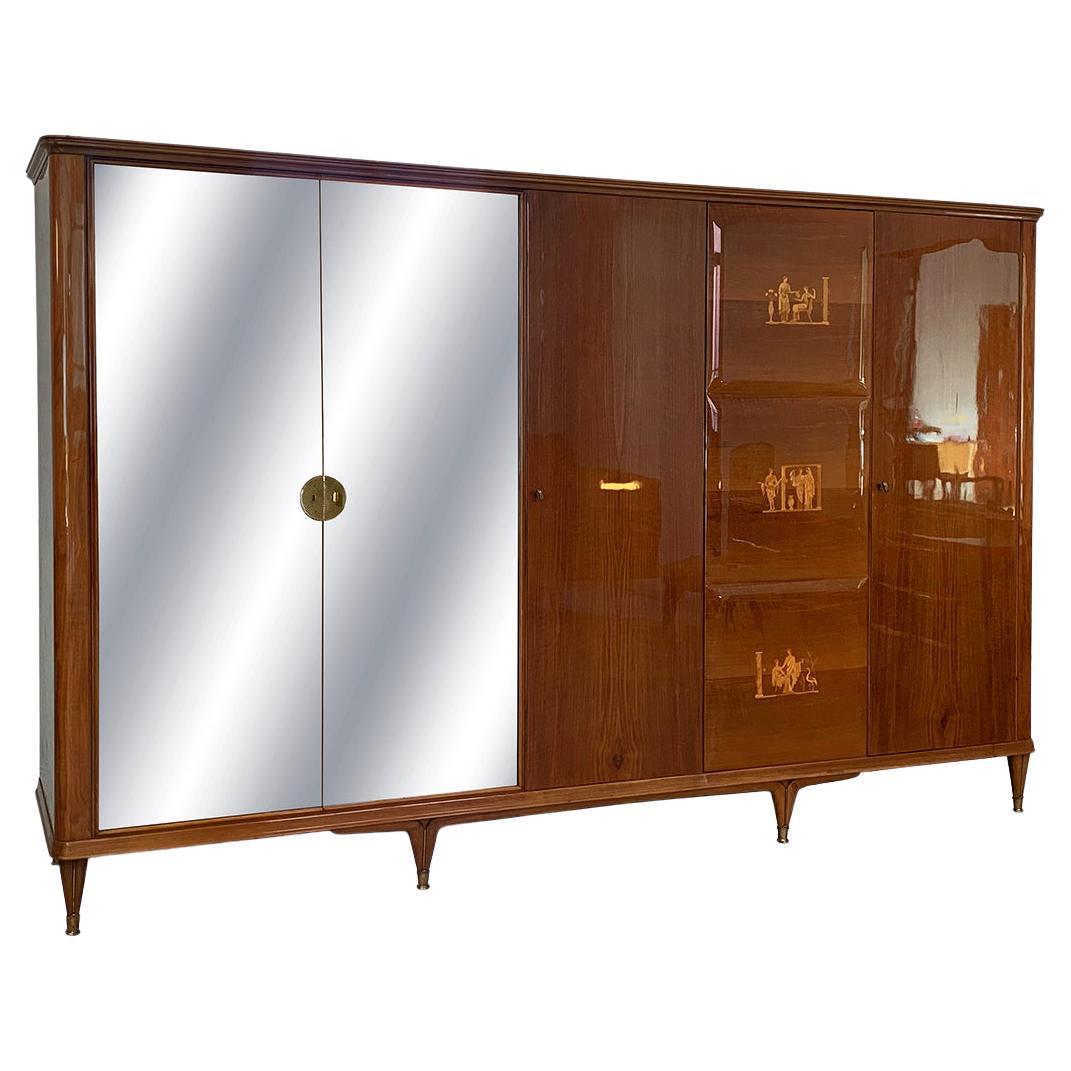 Armoire en noyer du milieu du siècle avec incrustations et miroirs de Paolo Buffa, années 1950