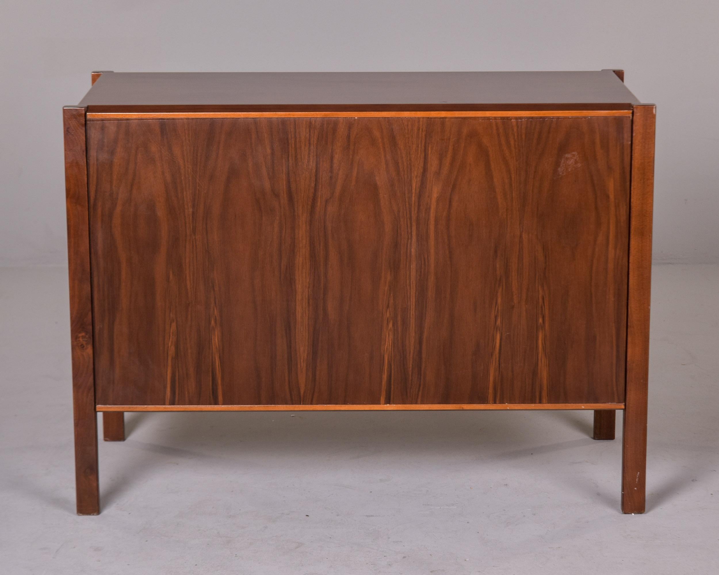Italienische Mid Century Kommode aus Nussbaum im Angebot 4
