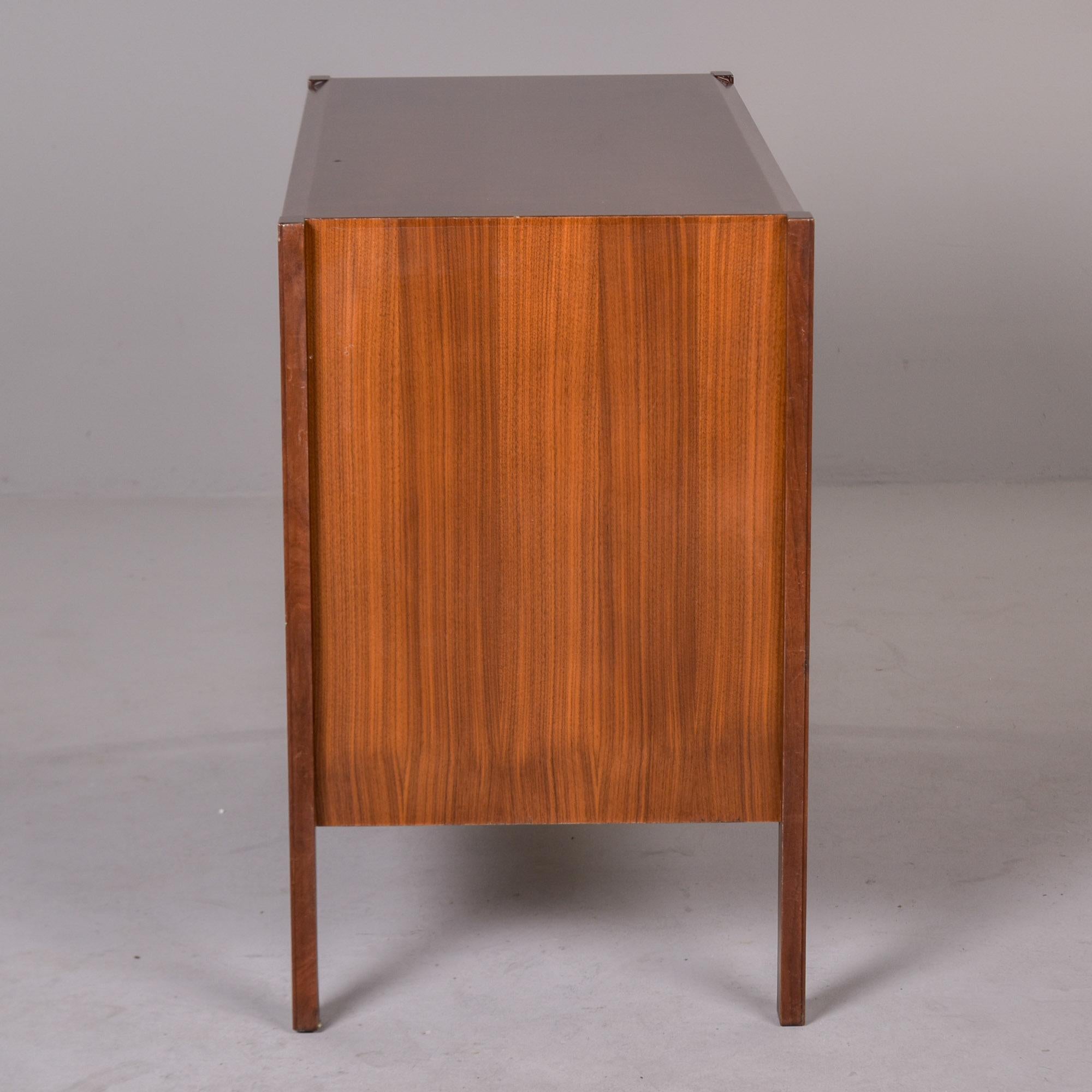 Italienische Mid Century Kommode aus Nussbaum im Angebot 6