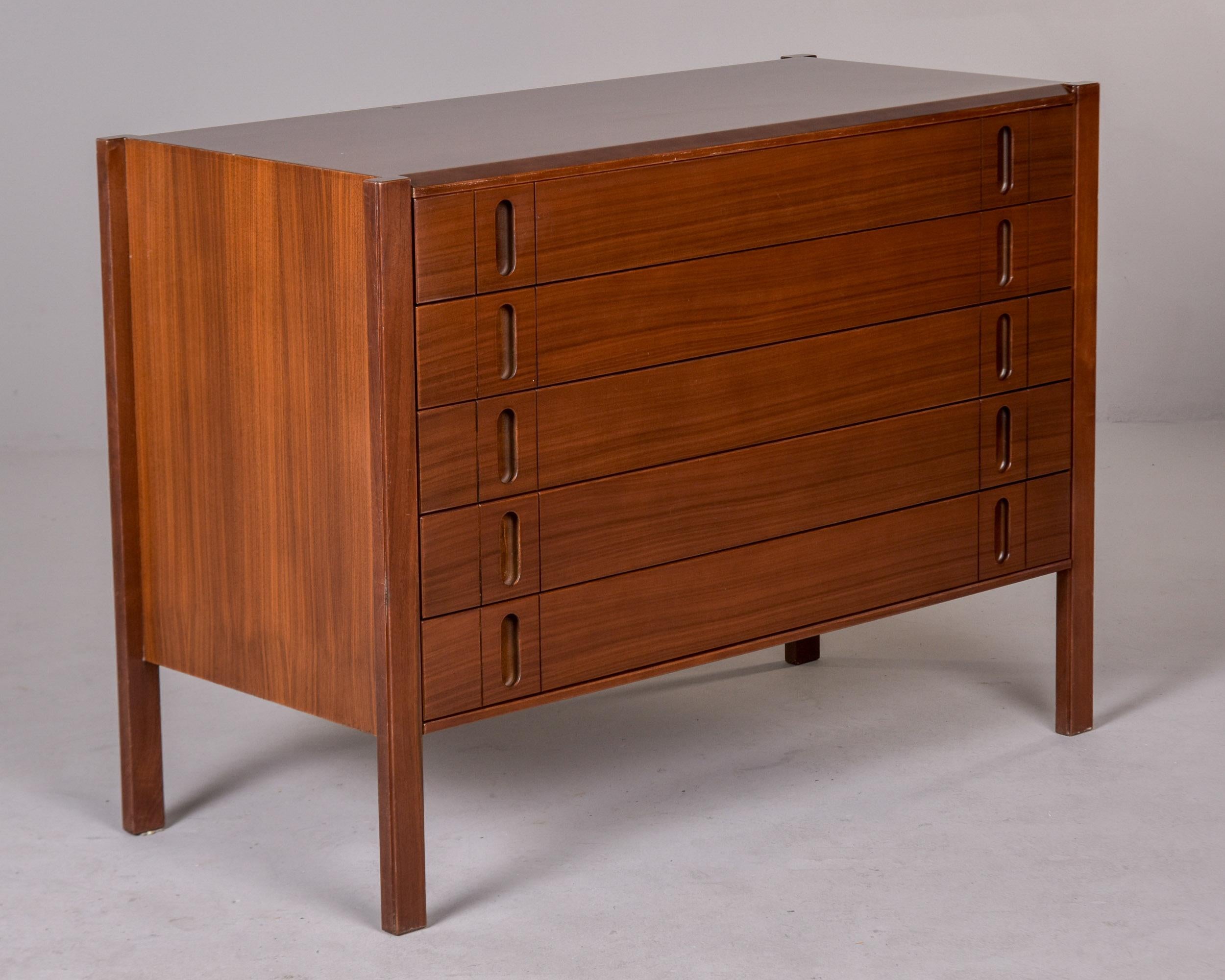 Italienische Mid Century Kommode aus Nussbaum im Angebot 7