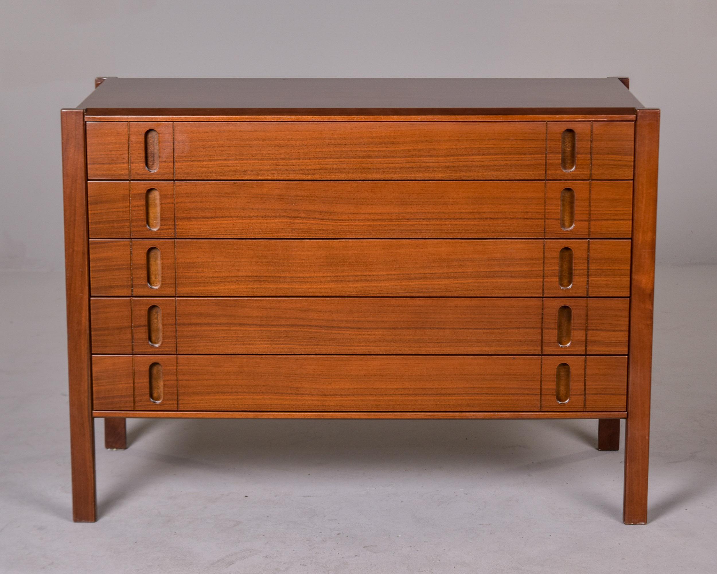 Italienische Mid Century Kommode aus Nussbaum (Moderne der Mitte des Jahrhunderts) im Angebot