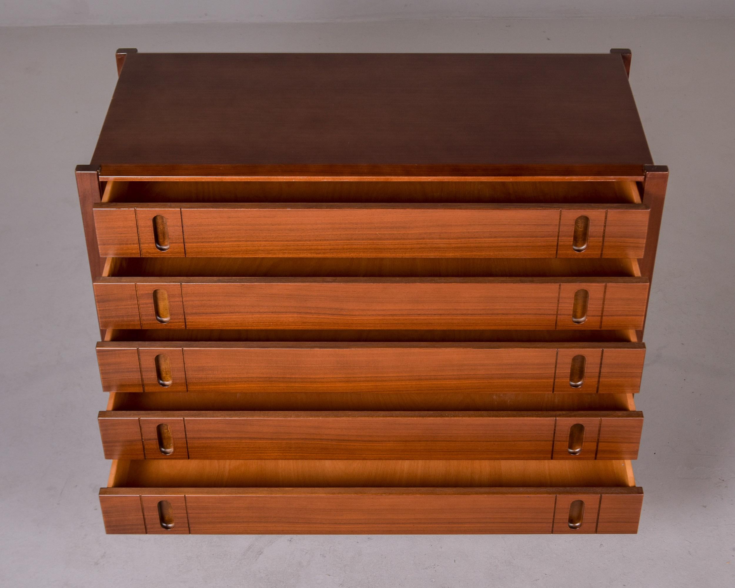Italienische Mid Century Kommode aus Nussbaum im Zustand „Gut“ im Angebot in Troy, MI