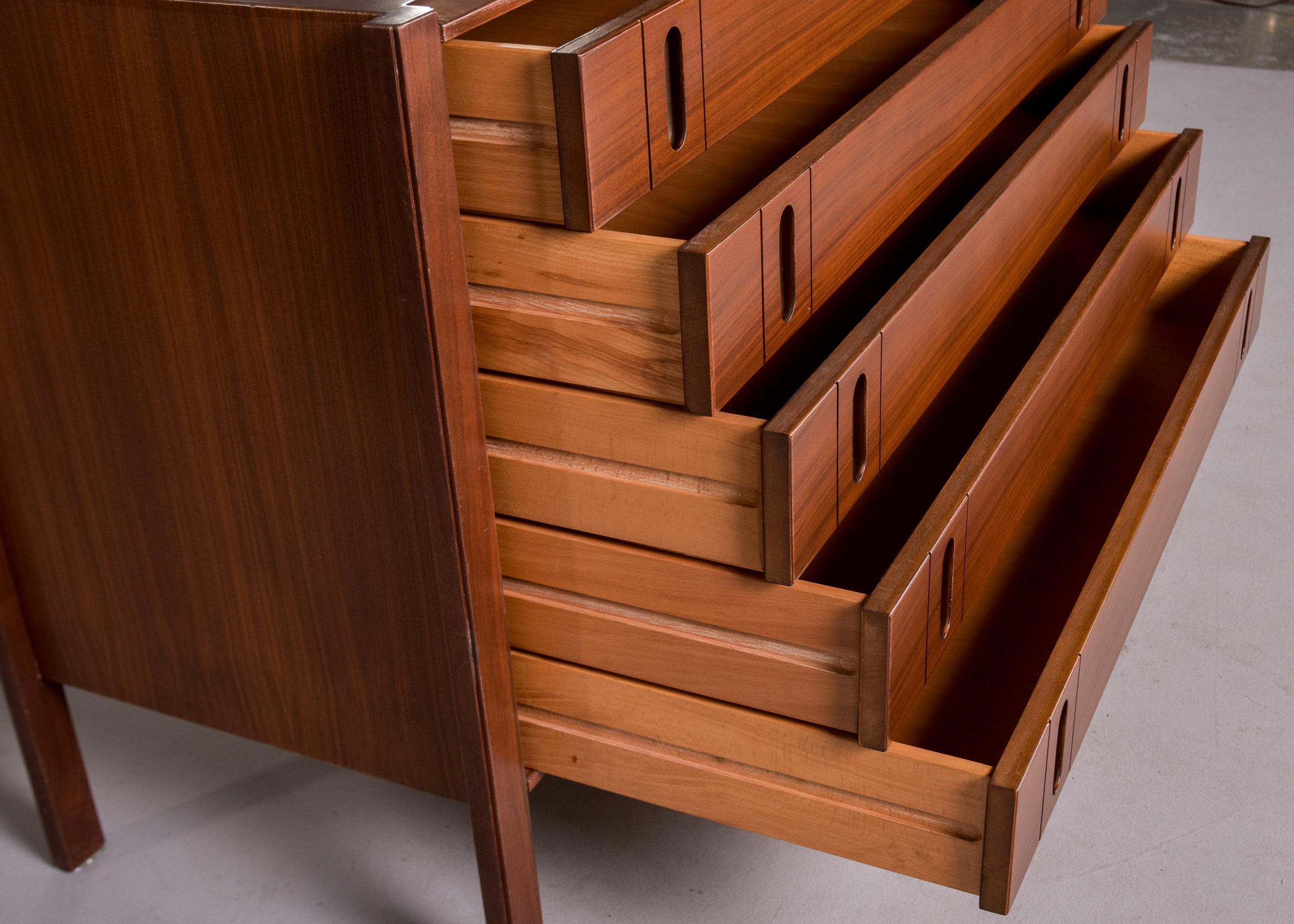 Italienische Mid Century Kommode aus Nussbaum (20. Jahrhundert) im Angebot