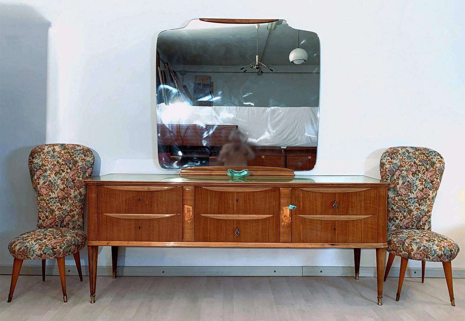 Commode en noyer du milieu du siècle avec incrustations et miroir de Paolo Buffa, années 1950 en vente 4