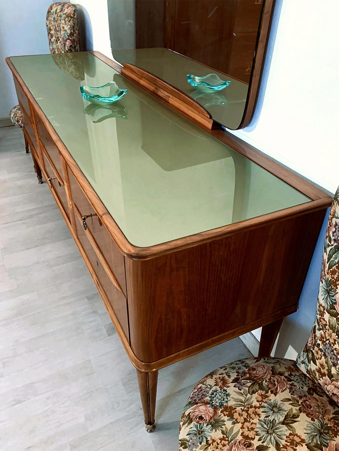 Milieu du XXe siècle Commode en noyer du milieu du siècle avec incrustations et miroir de Paolo Buffa, années 1950 en vente