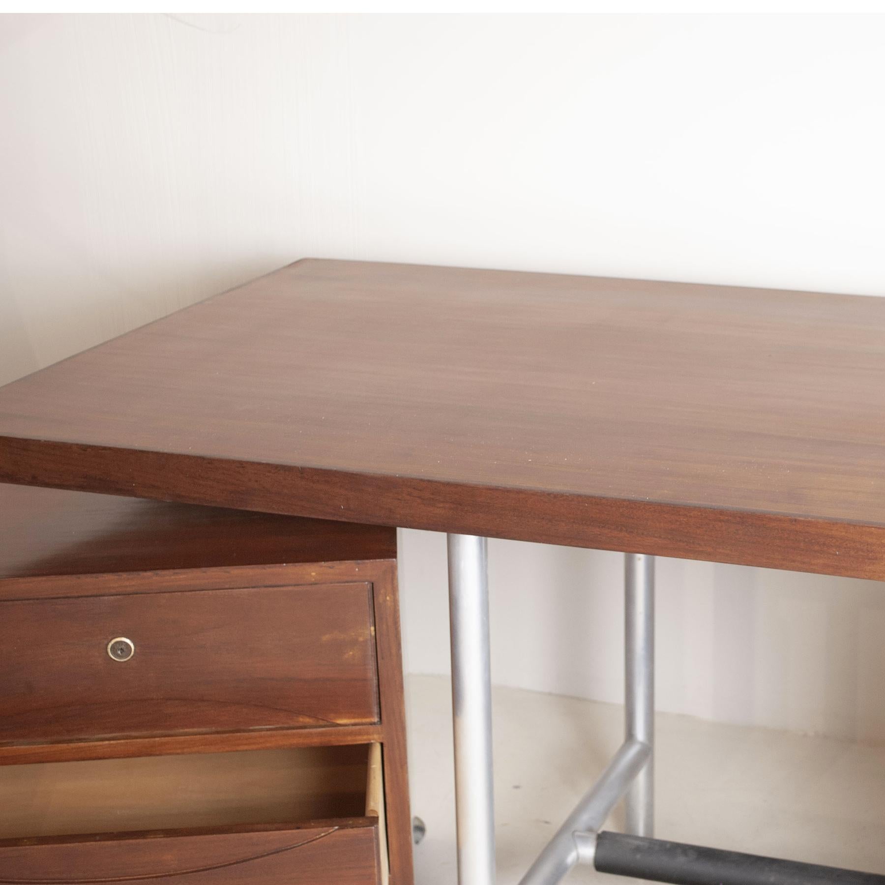 Italian Mid-Century Walnut Desk from the Sixties In Good Condition For Sale In bari, IT