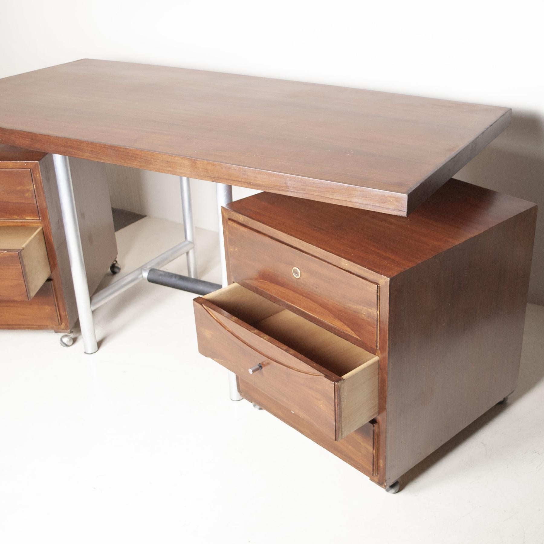 Italian Mid-Century Walnut Desk from the Sixties For Sale 3