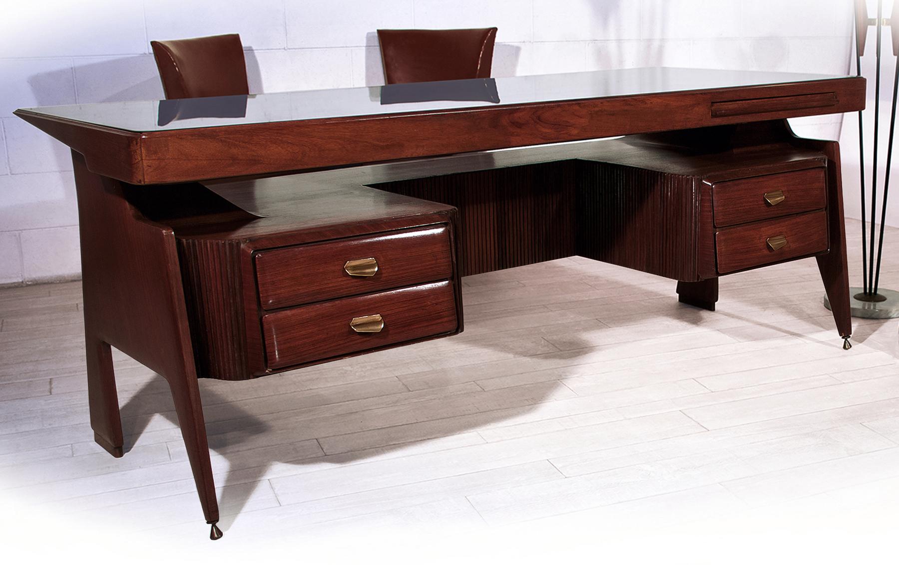 This Executive desk has a stylish and unusual shape that gives it an impressive appearance, all around finished with superb reeded details.
It has been made in Italy over the years 1950s and its design is attributable to Vittorio Dassi.
The