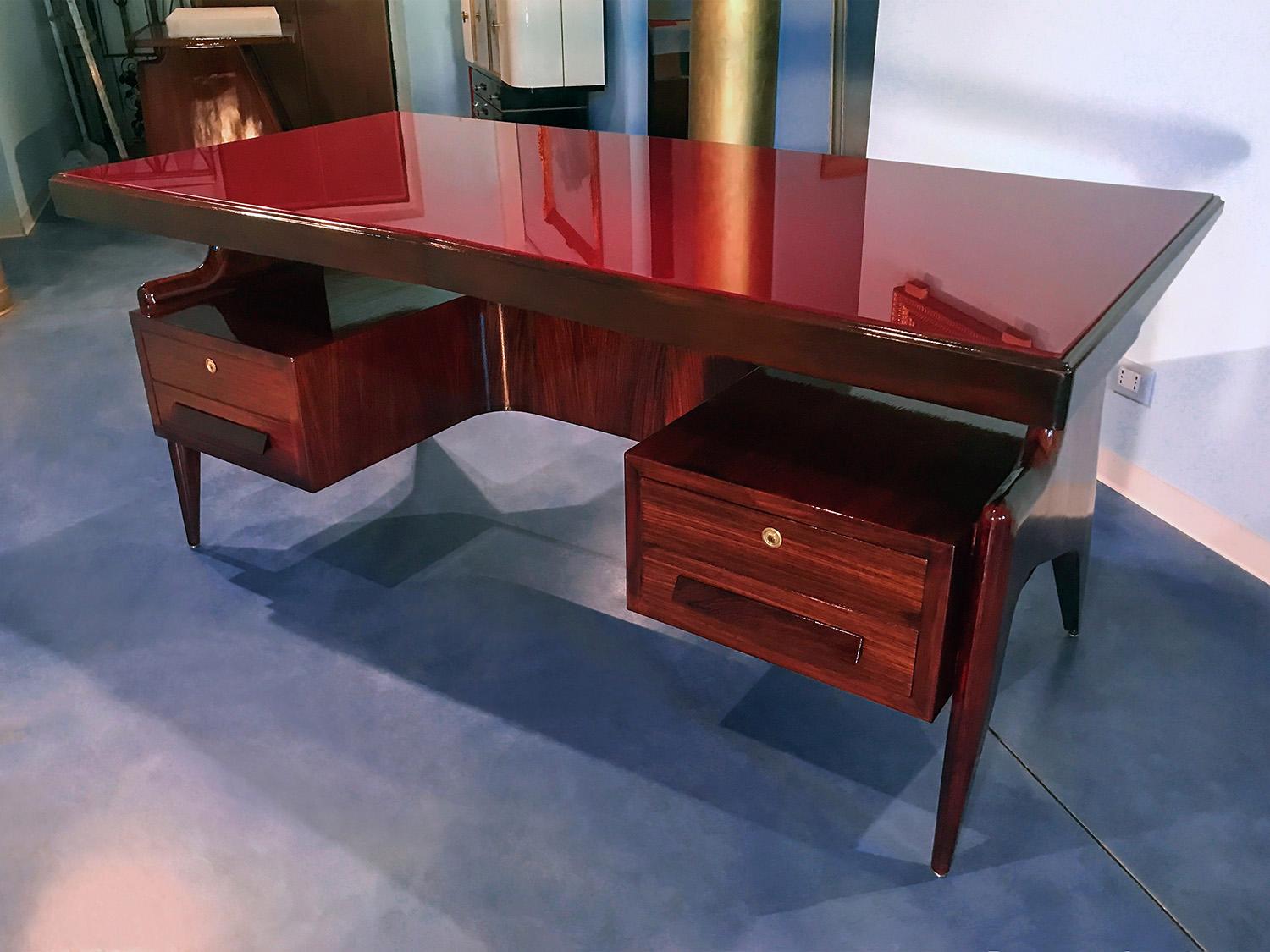 Very rare executive desk designed by Vittorio Dassi in the 1950s.
Its structure is characterized by a unique and unusual sculptural shape, supported by tapered legs finished with brass feet.
It’s equipped with four drawers, two lockable, and top