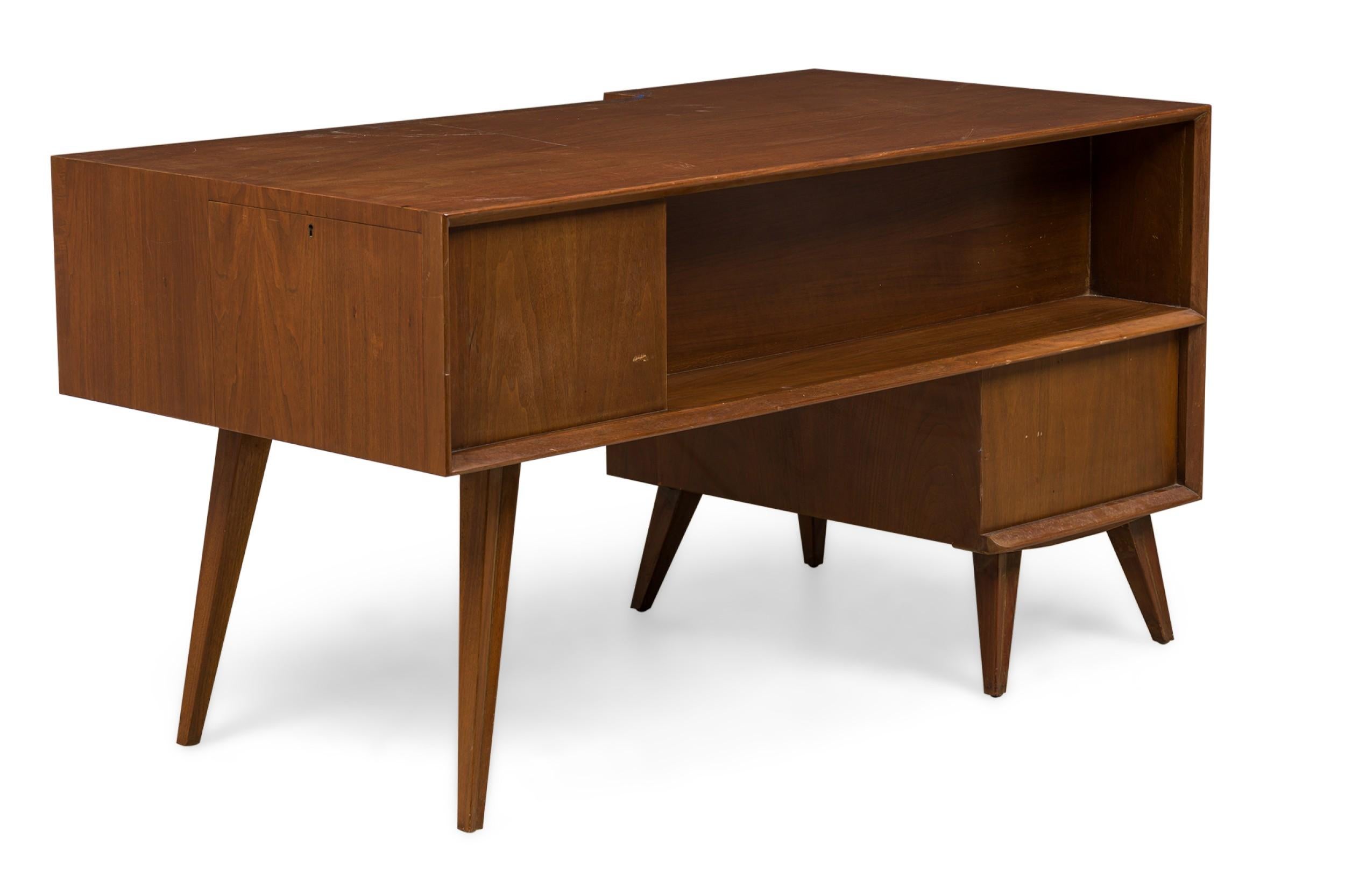 Italian Mid-Century Walnut Ponti Style Desk In Good Condition For Sale In New York, NY